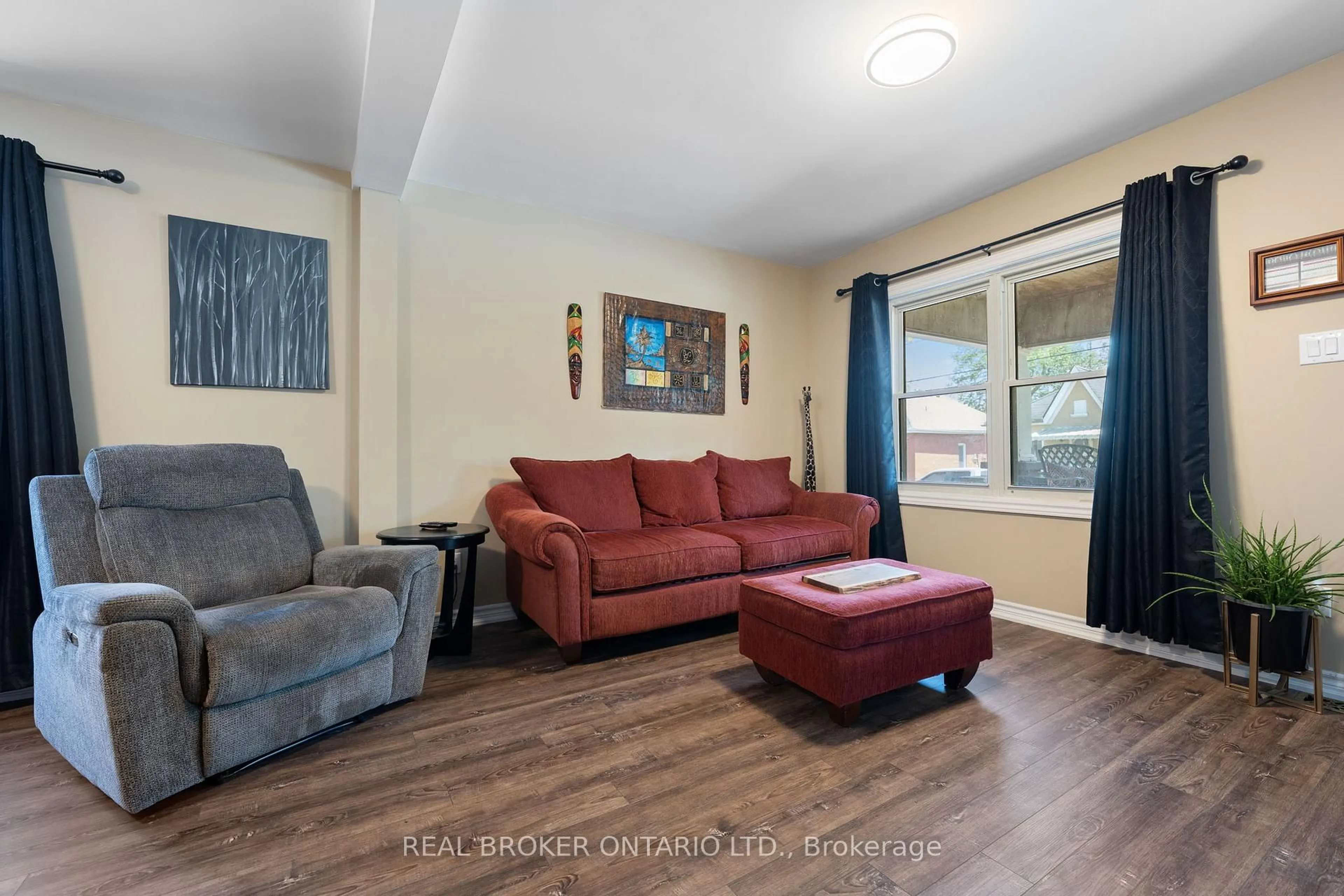 Living room with furniture, unknown for 51 Aberdeen Ave, Brantford Ontario N3S 1R7