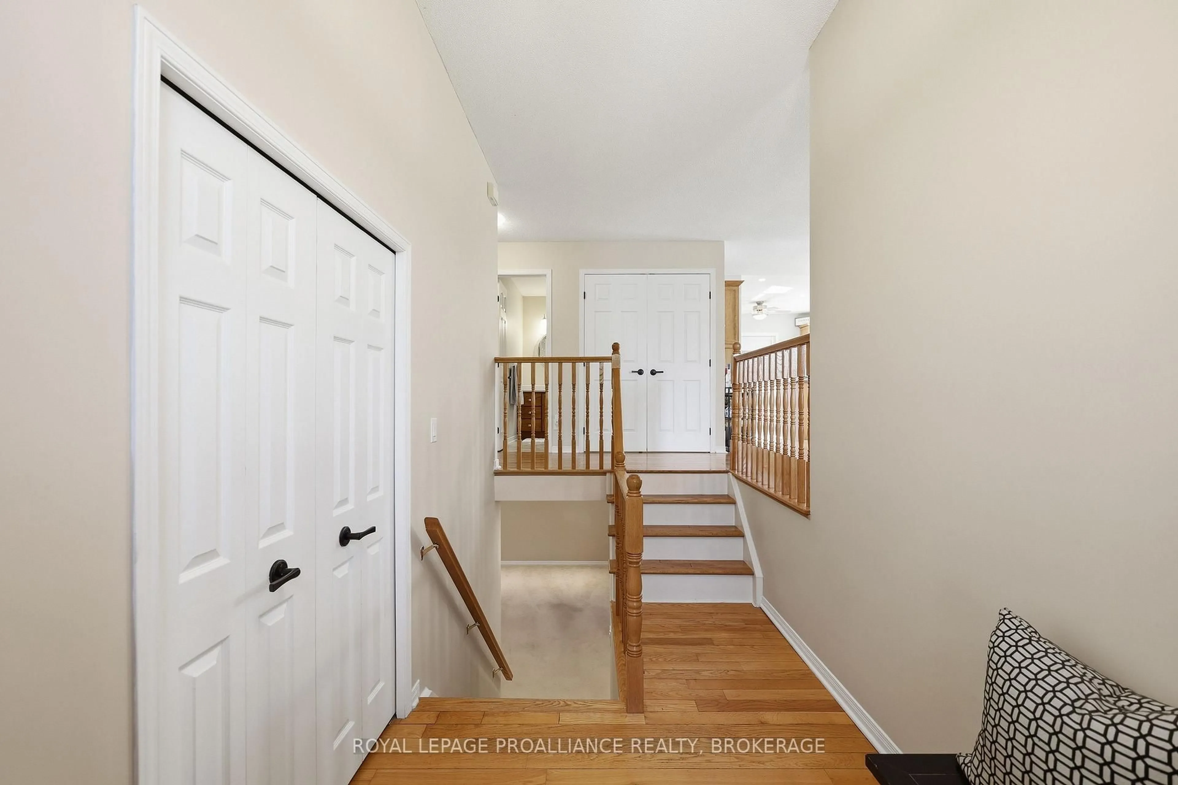 Indoor foyer for 1380 Fisher Cres, Kingston Ontario K7M 8T2