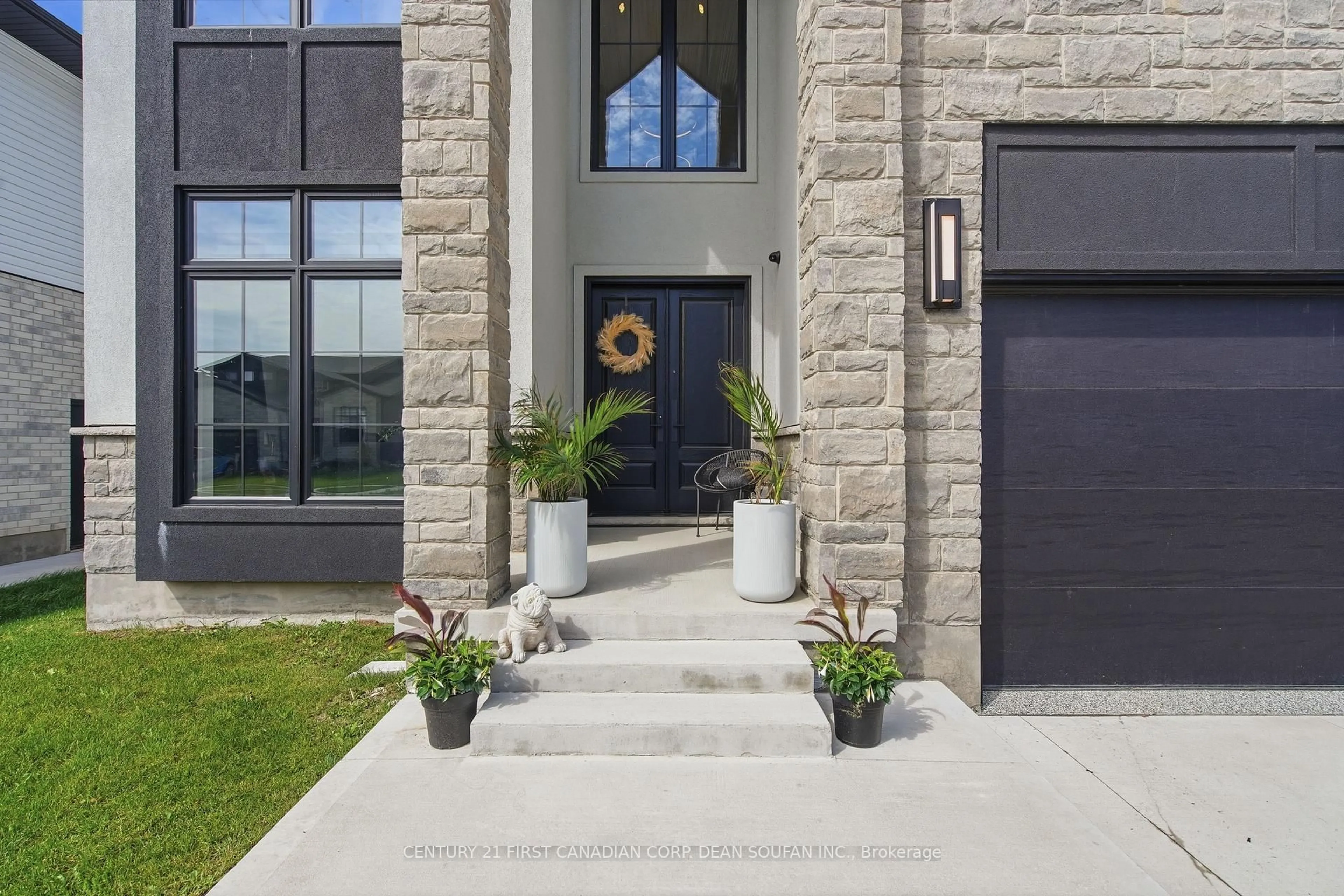 Indoor entryway for 3459 Isleworth Rd, London South Ontario N6P 0G8