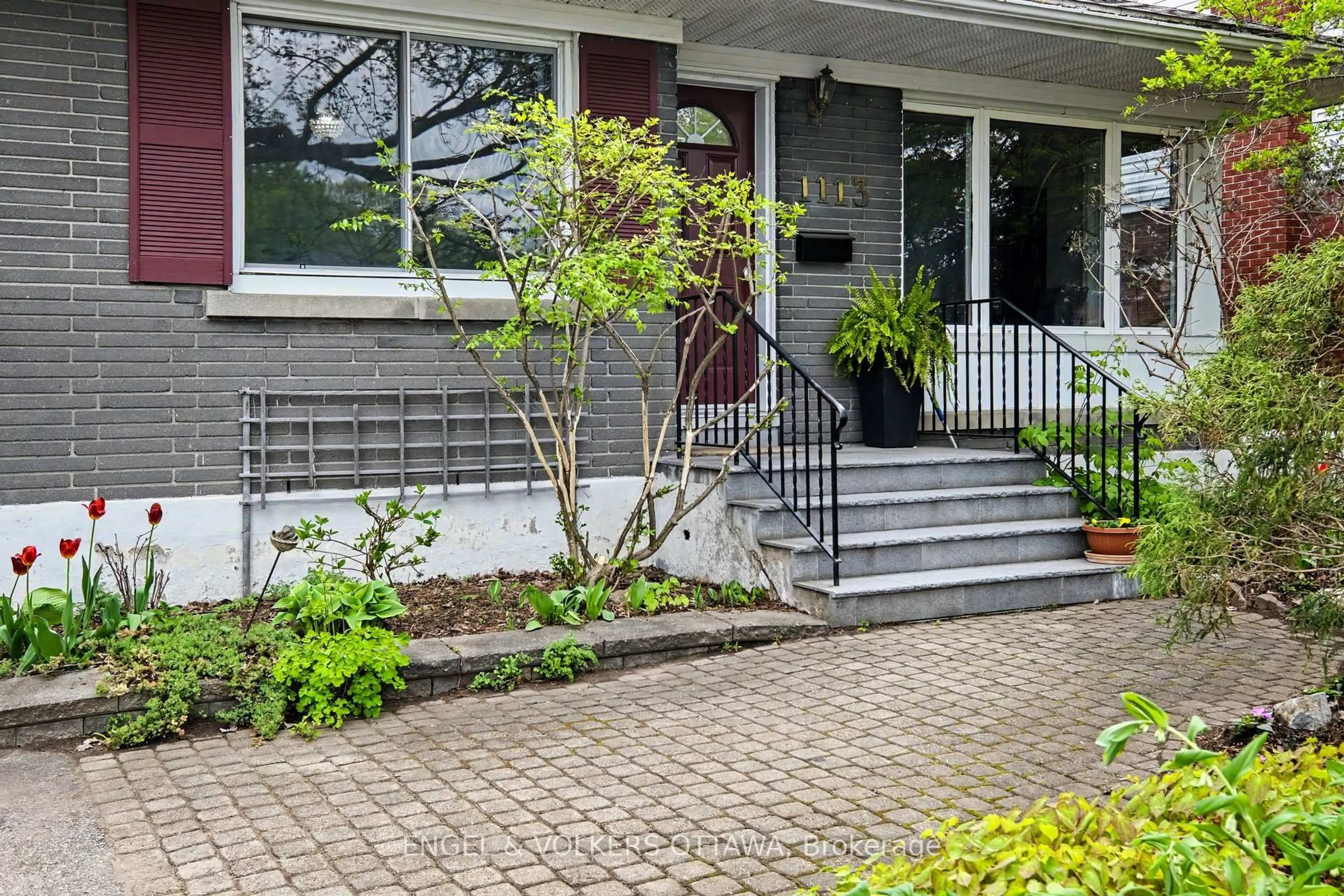 Unknown for 1113 Field St, Nepean Ontario K2C 2P6