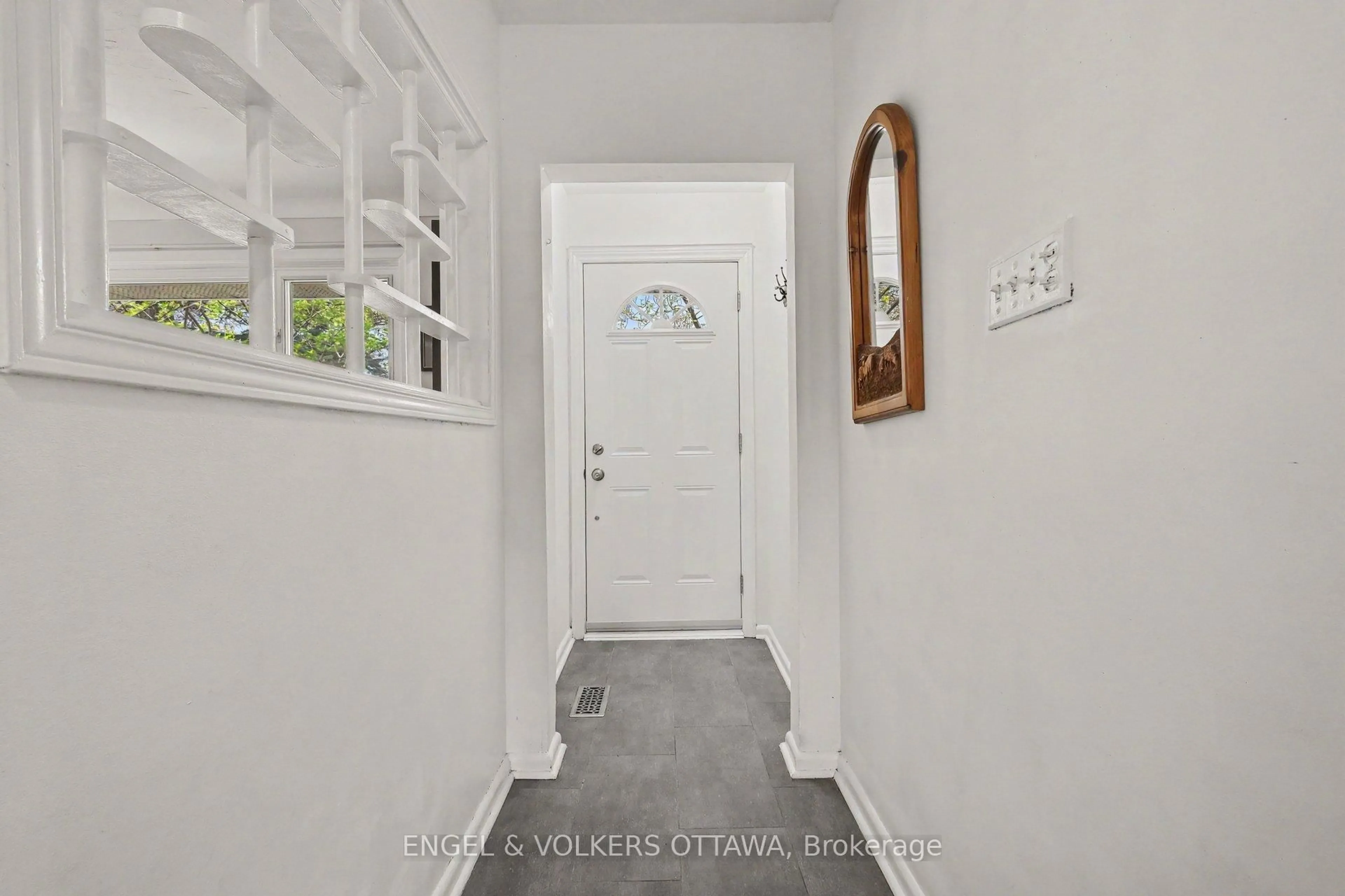 Indoor entryway for 1113 Field St, Nepean Ontario K2C 2P6