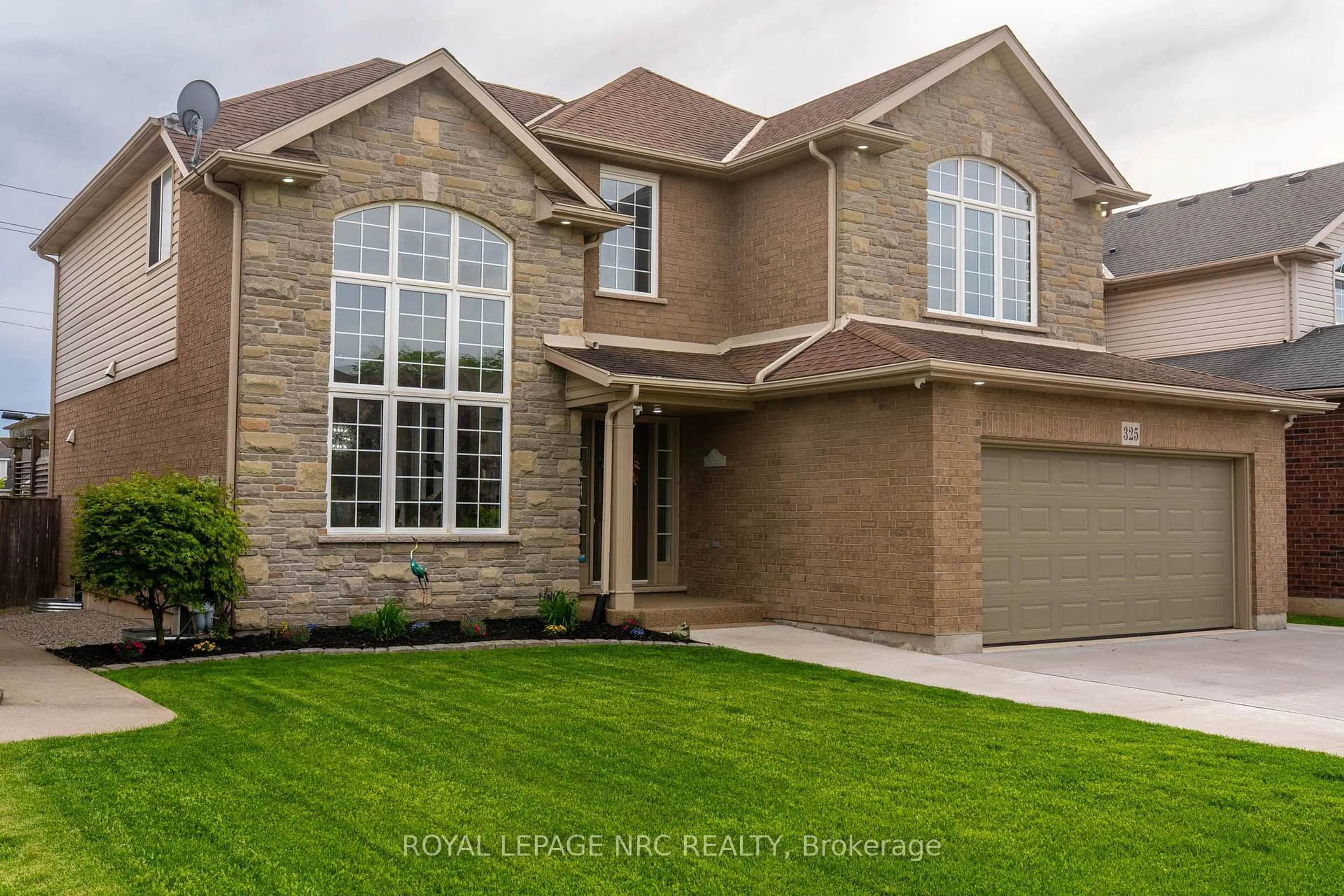Home with brick exterior material, street for 325 Hillsdale Rd, Welland Ontario L3C 7M2