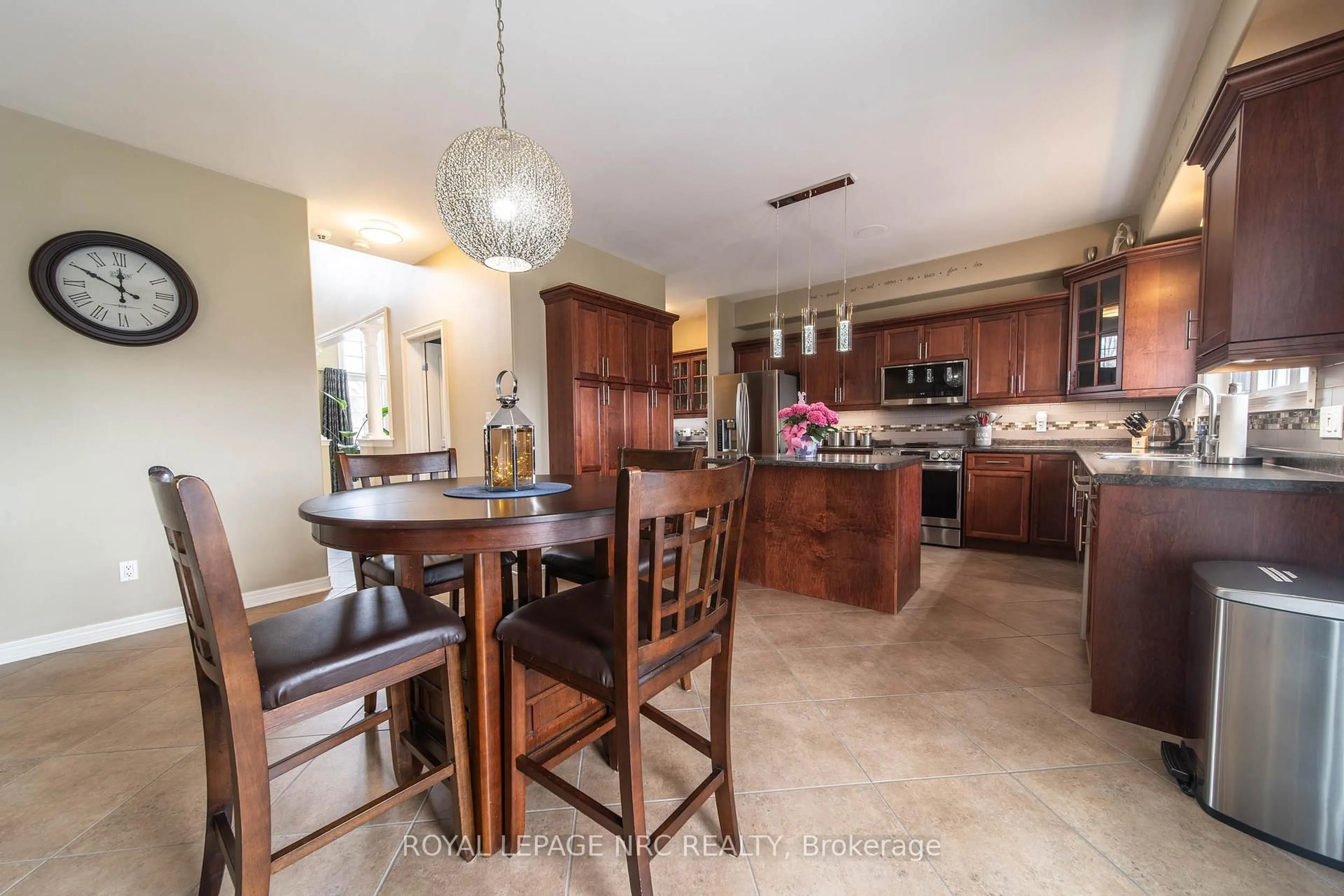 Open concept kitchen, ceramic/tile floor for 325 Hillsdale Rd, Welland Ontario L3C 7M2