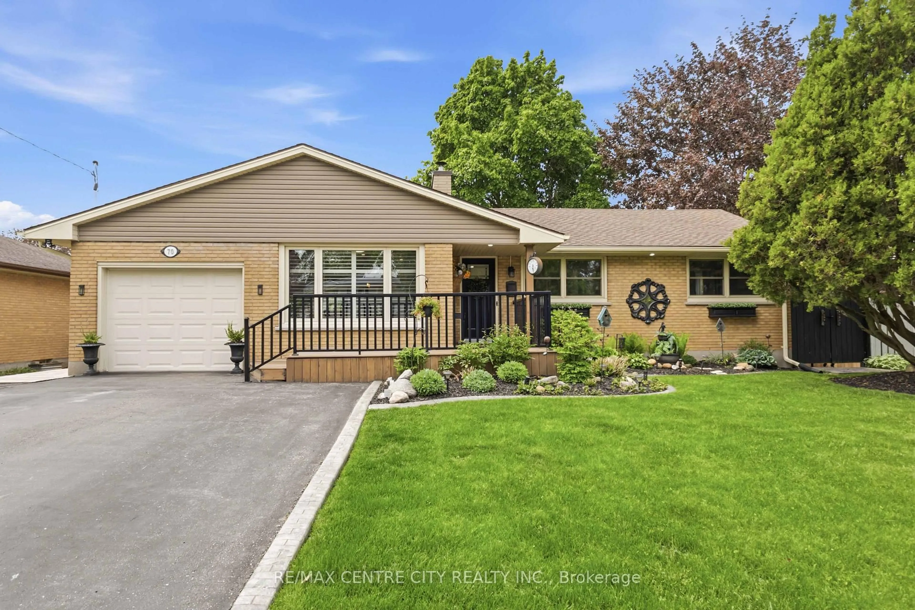 Home with vinyl exterior material, street for 70 Brentwood Cres, London North Ontario N6G 1X2