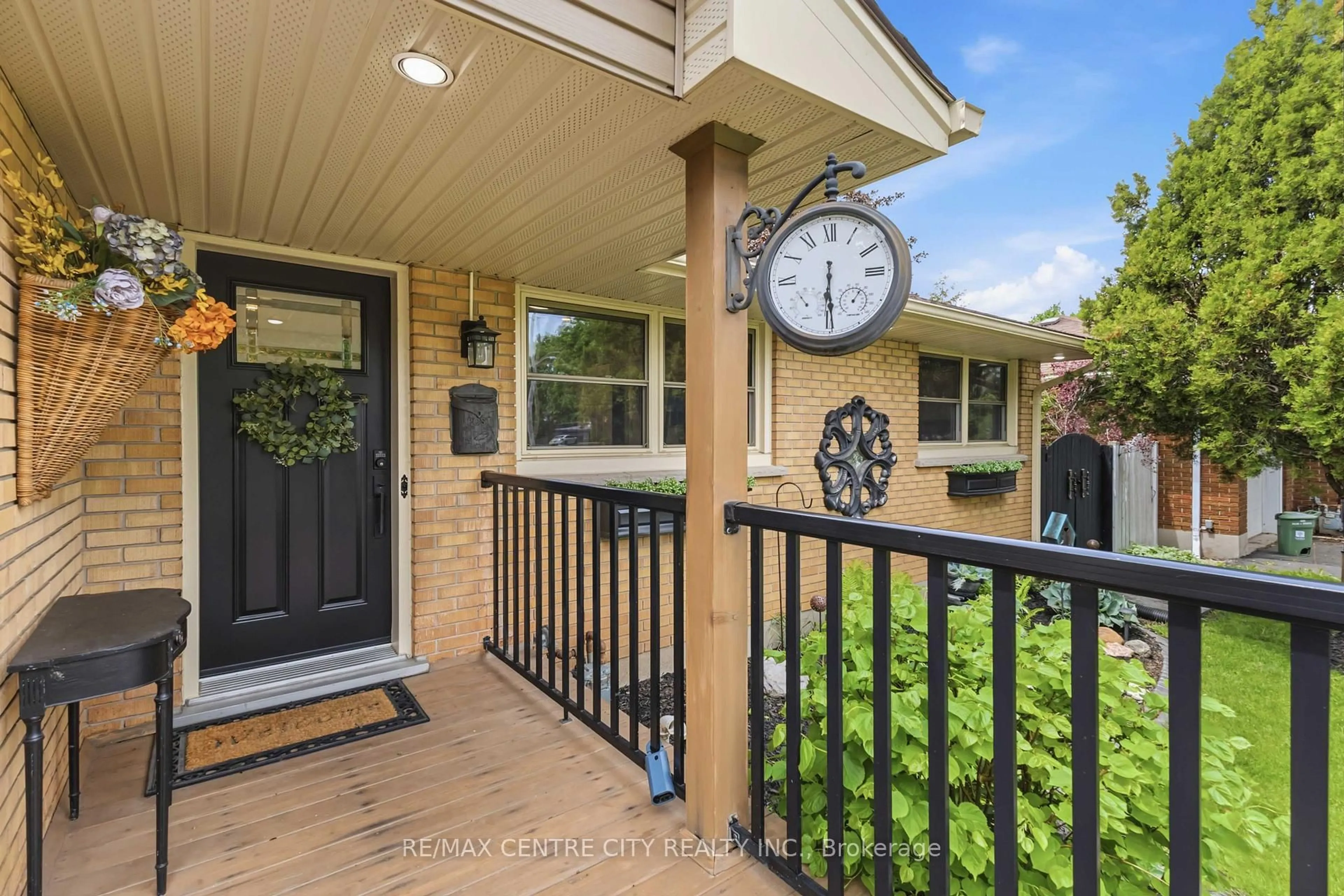 Indoor entryway for 70 Brentwood Cres, London North Ontario N6G 1X2