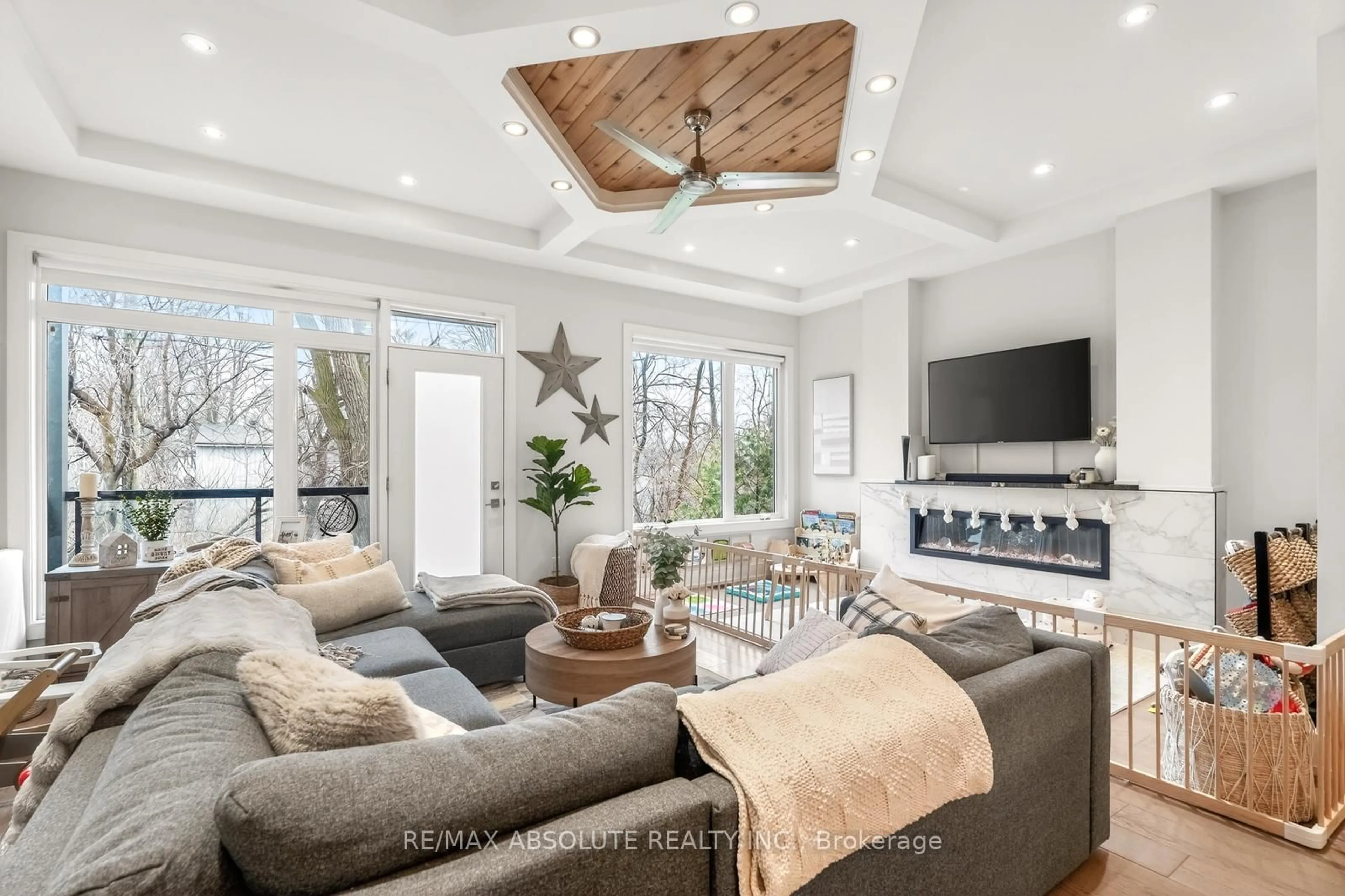Living room with furniture, unknown for 246 Westhaven Cres, Ottawa Ontario K1Z 7G3