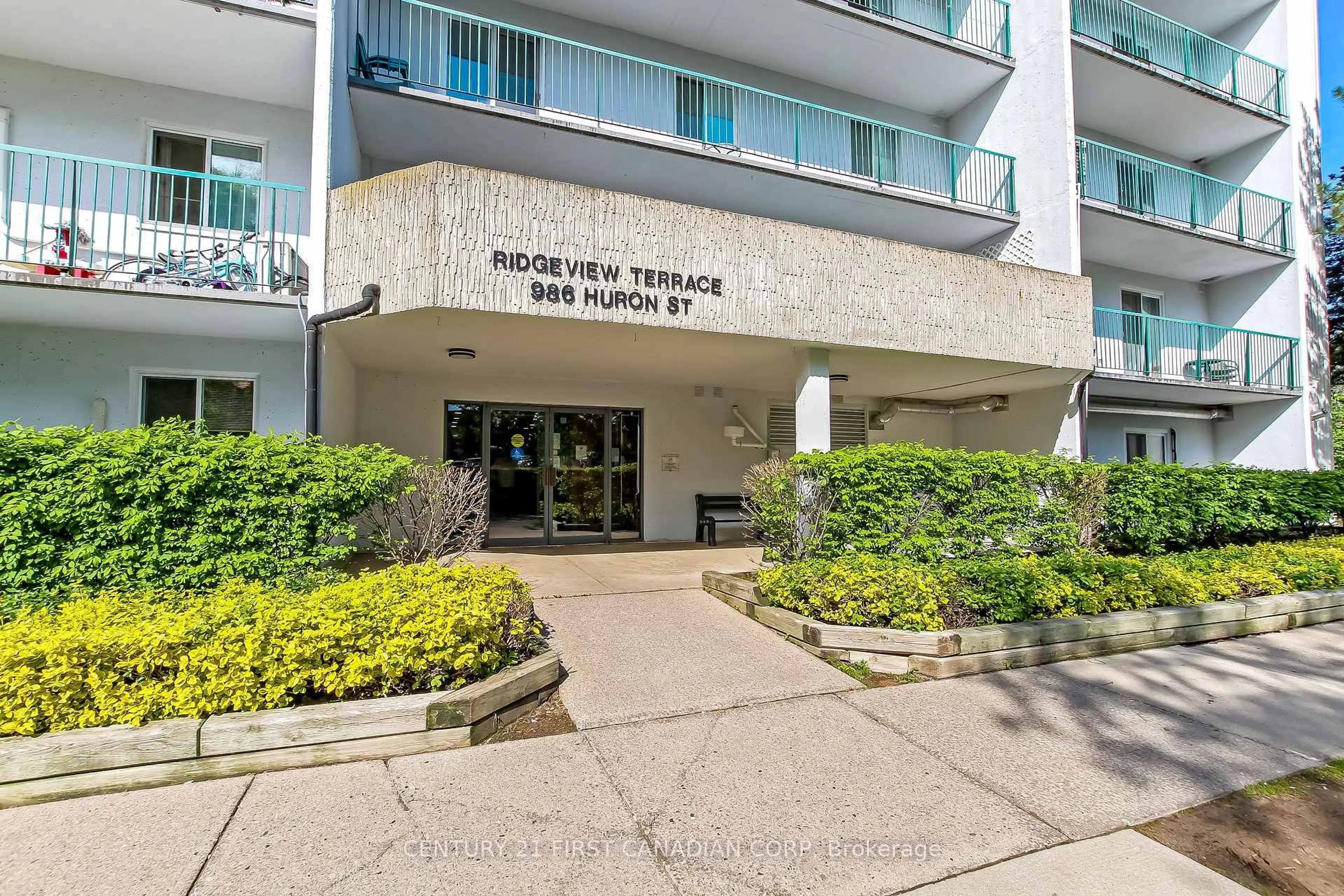 Indoor foyer for 986 Huron St #204, London East Ontario N5Y 5E4