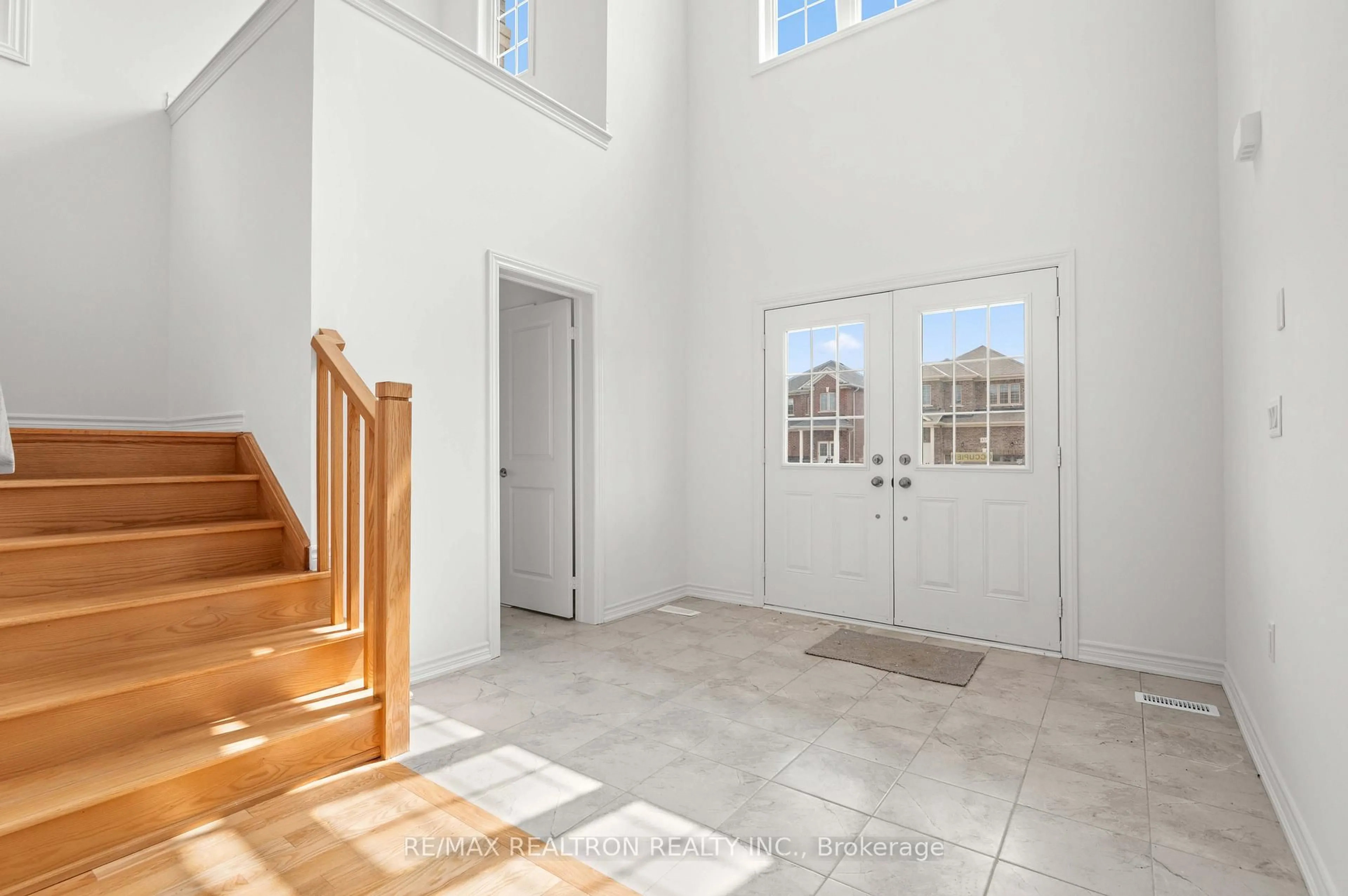 Indoor entryway for 434 VanDusen Ave, Southgate Ontario N0C 1B0