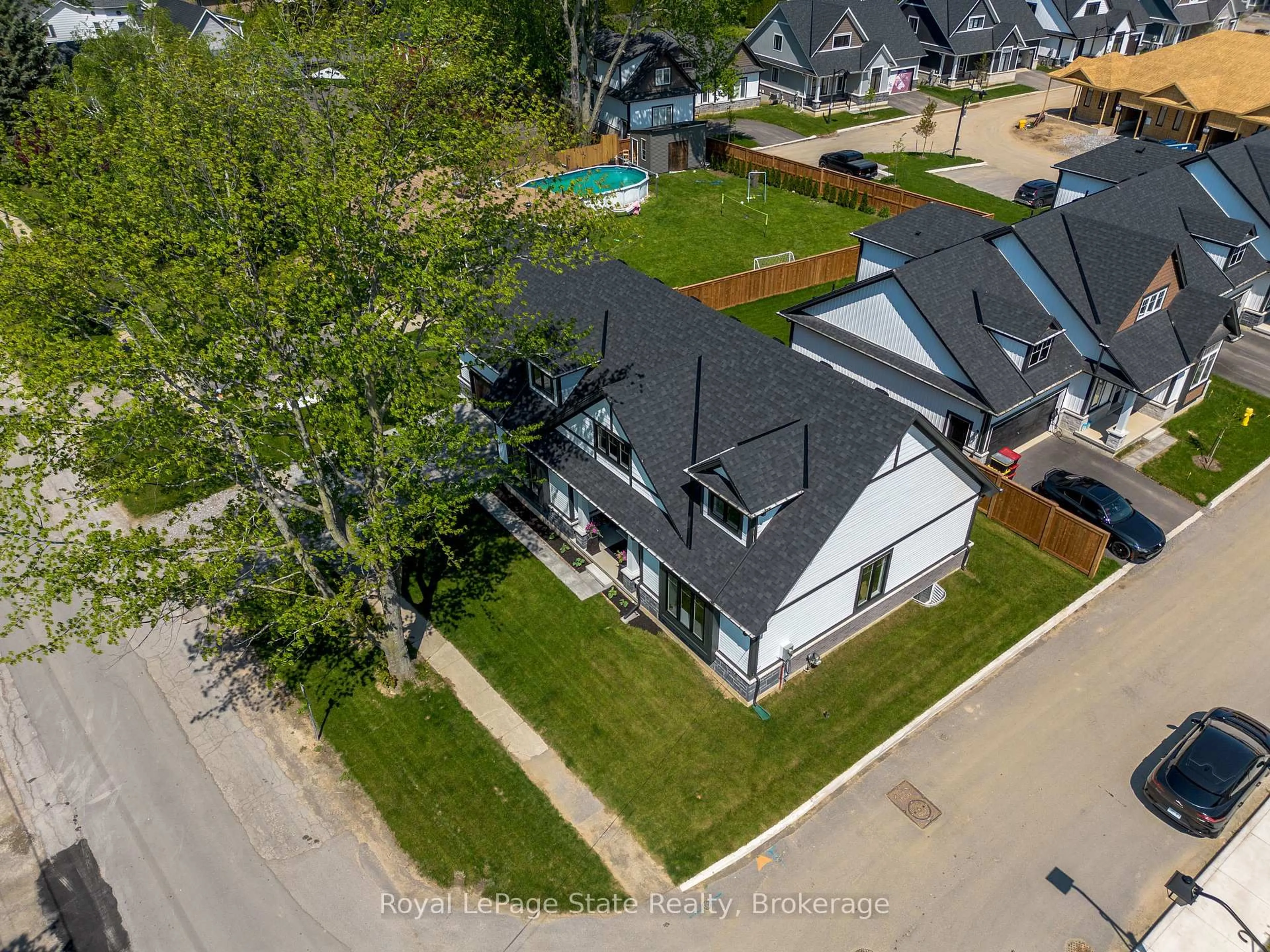 A pic from outside/outdoor area/front of a property/back of a property/a pic from drone, street for 2815 Red Maple Ave, Lincoln Ontario L0R 1S0