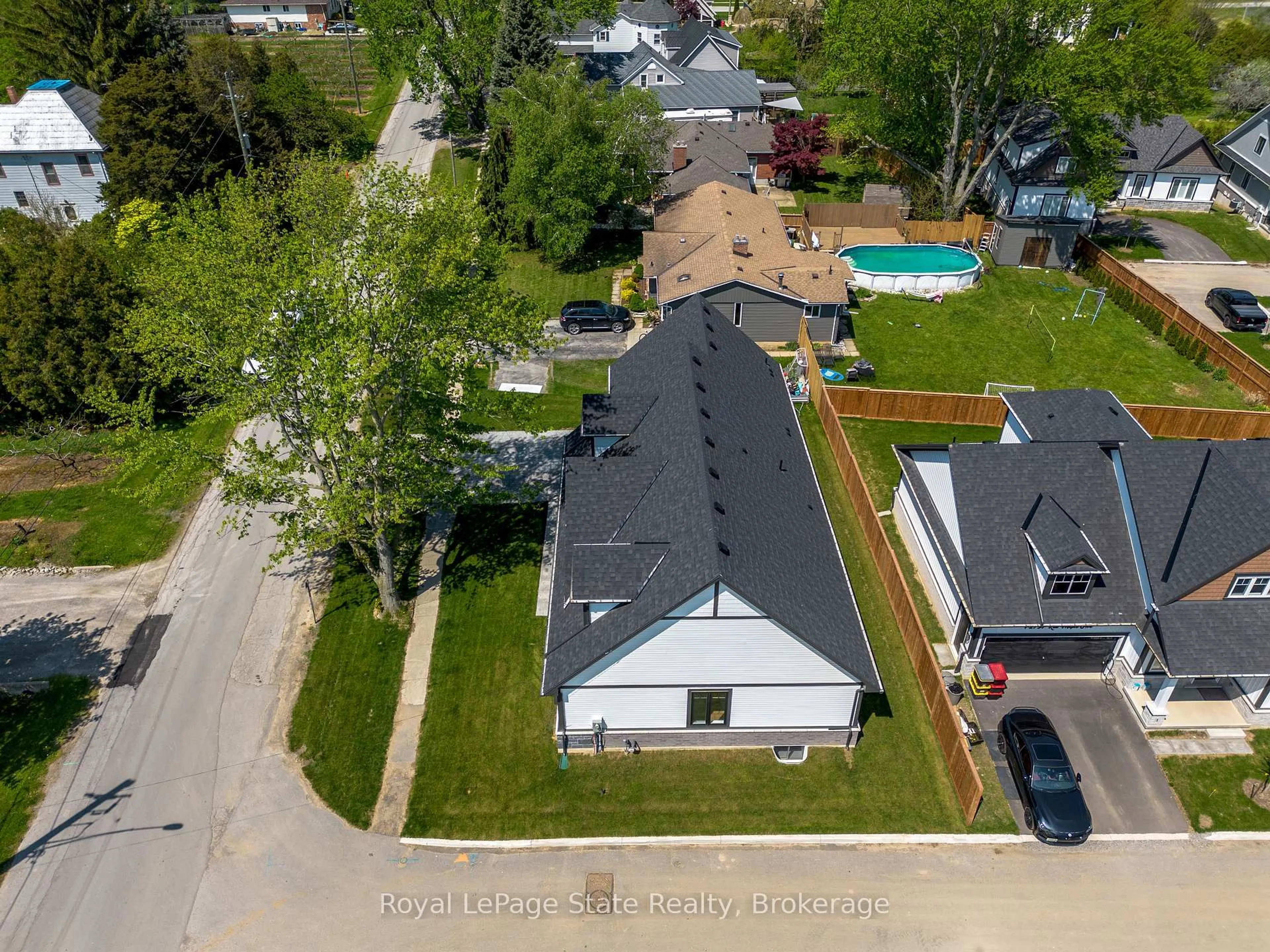 A pic from outside/outdoor area/front of a property/back of a property/a pic from drone, street for 2815 Red Maple Ave, Lincoln Ontario L0R 1S0