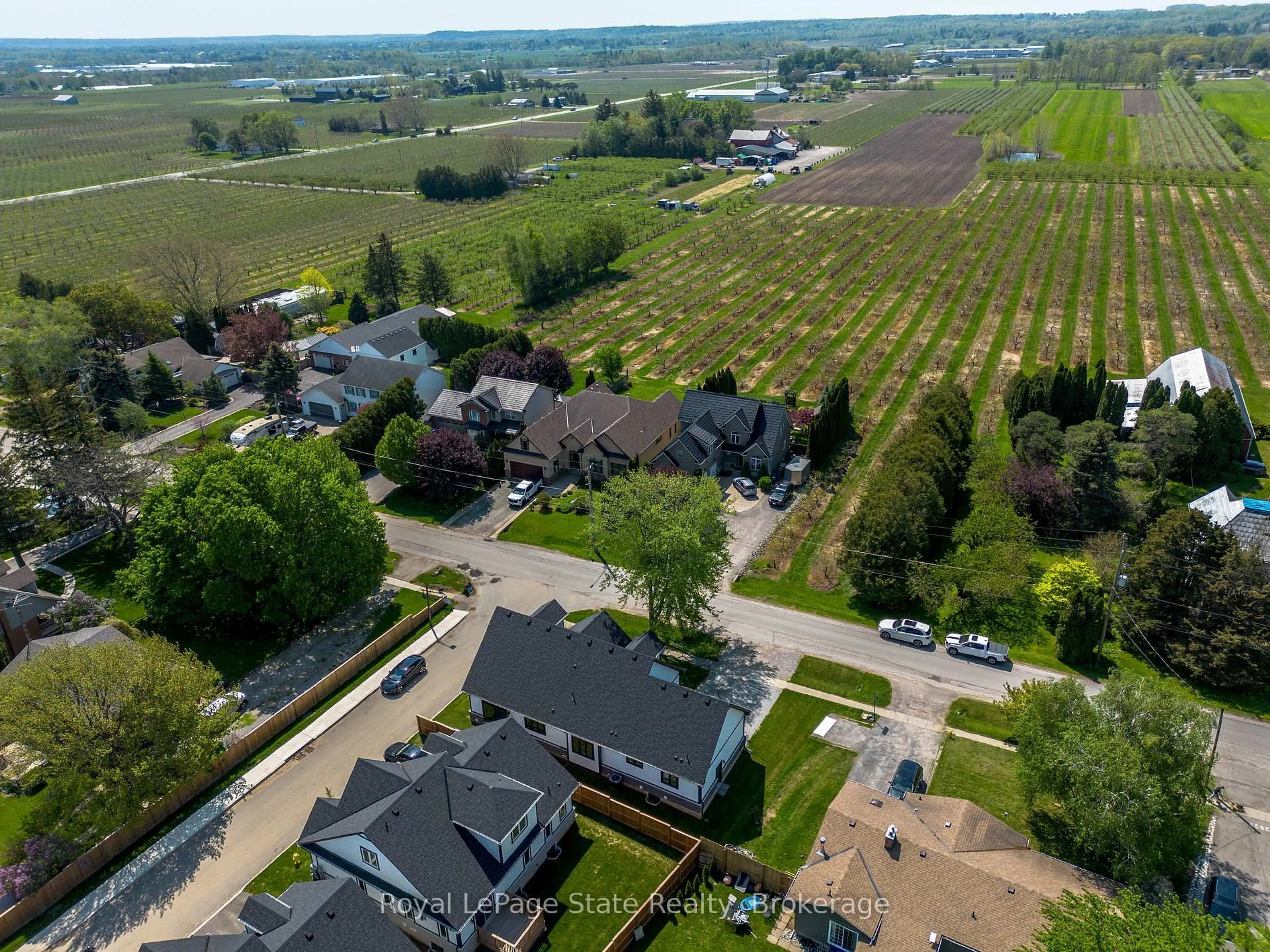 A pic from outside/outdoor area/front of a property/back of a property/a pic from drone, unknown for 2815 Red Maple Ave, Lincoln Ontario L0R 1S0