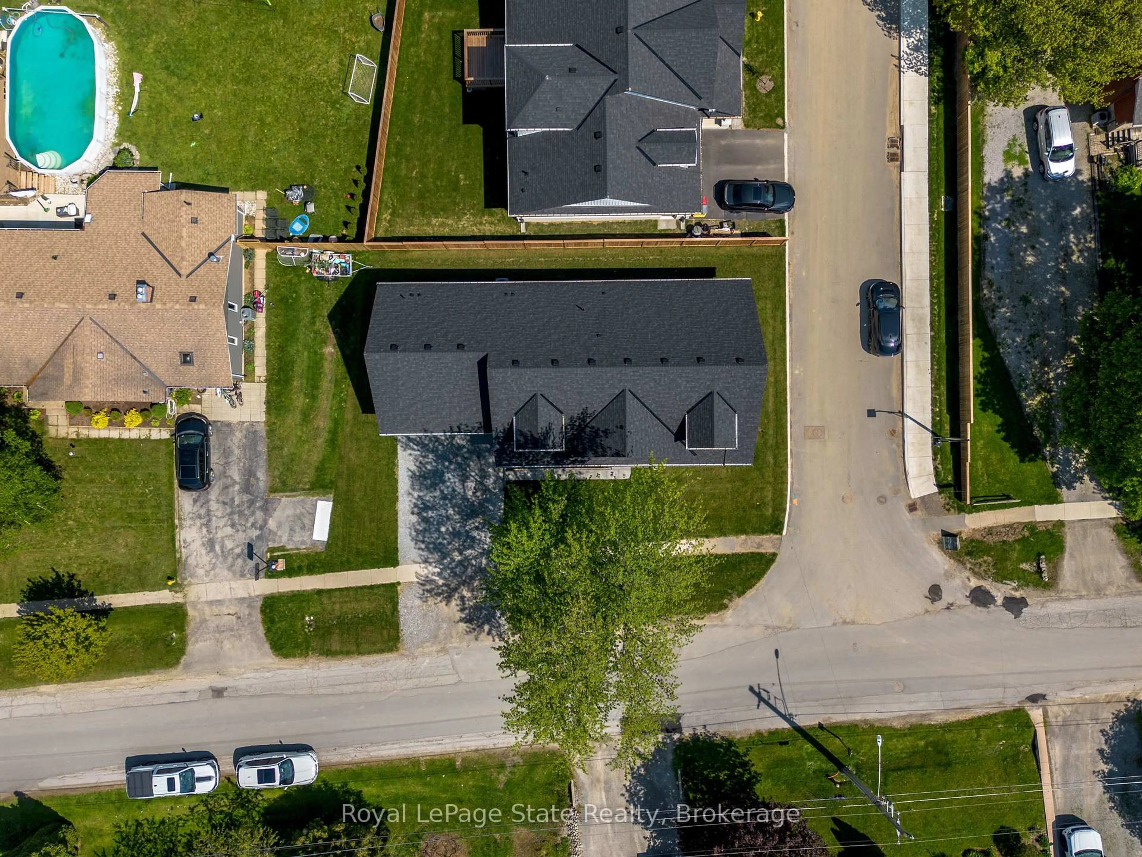 A pic from outside/outdoor area/front of a property/back of a property/a pic from drone, street for 2815 Red Maple Ave, Lincoln Ontario L0R 1S0
