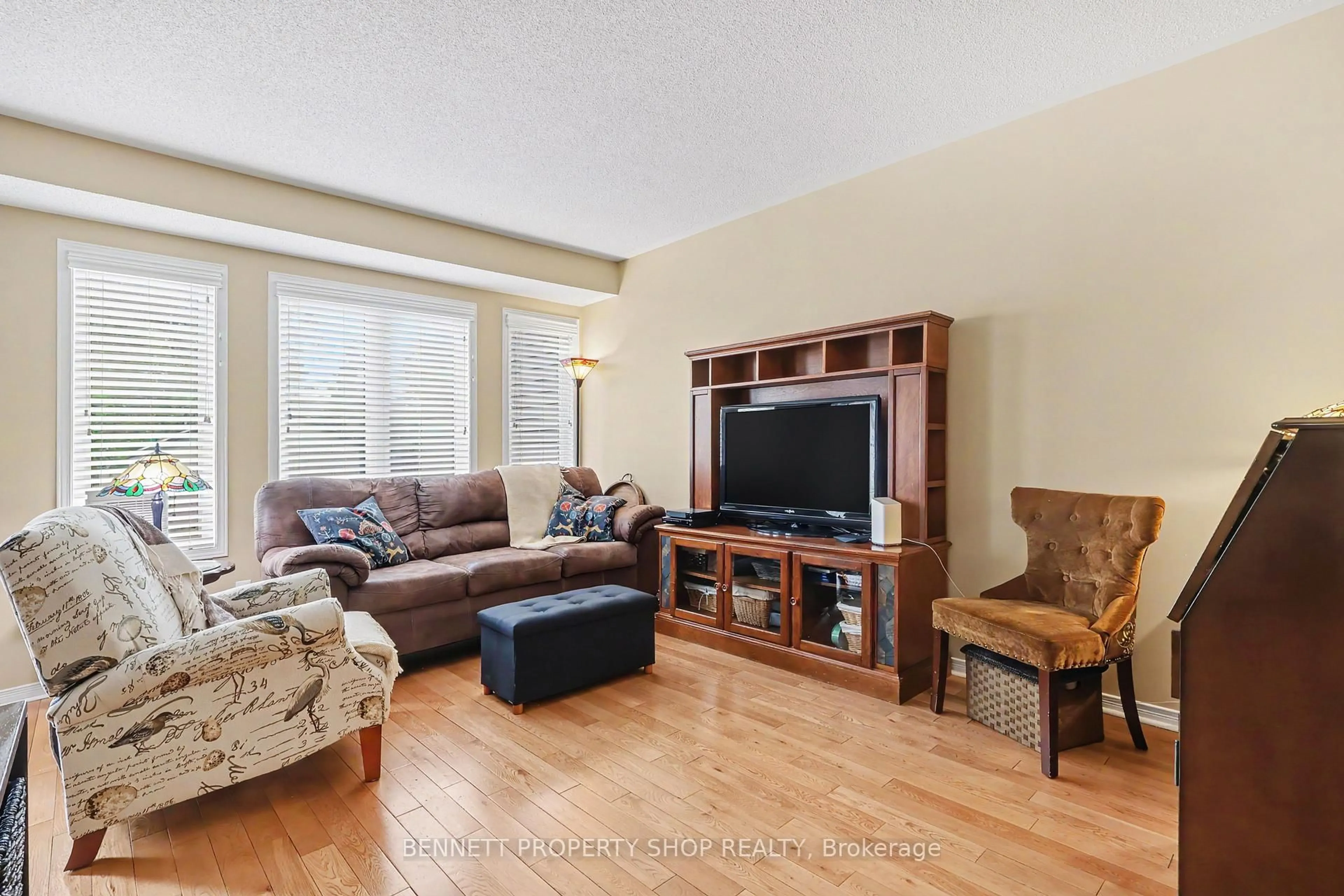 Living room with furniture, unknown for 183 Destiny Private, Ottawa Ontario K4A 0K6