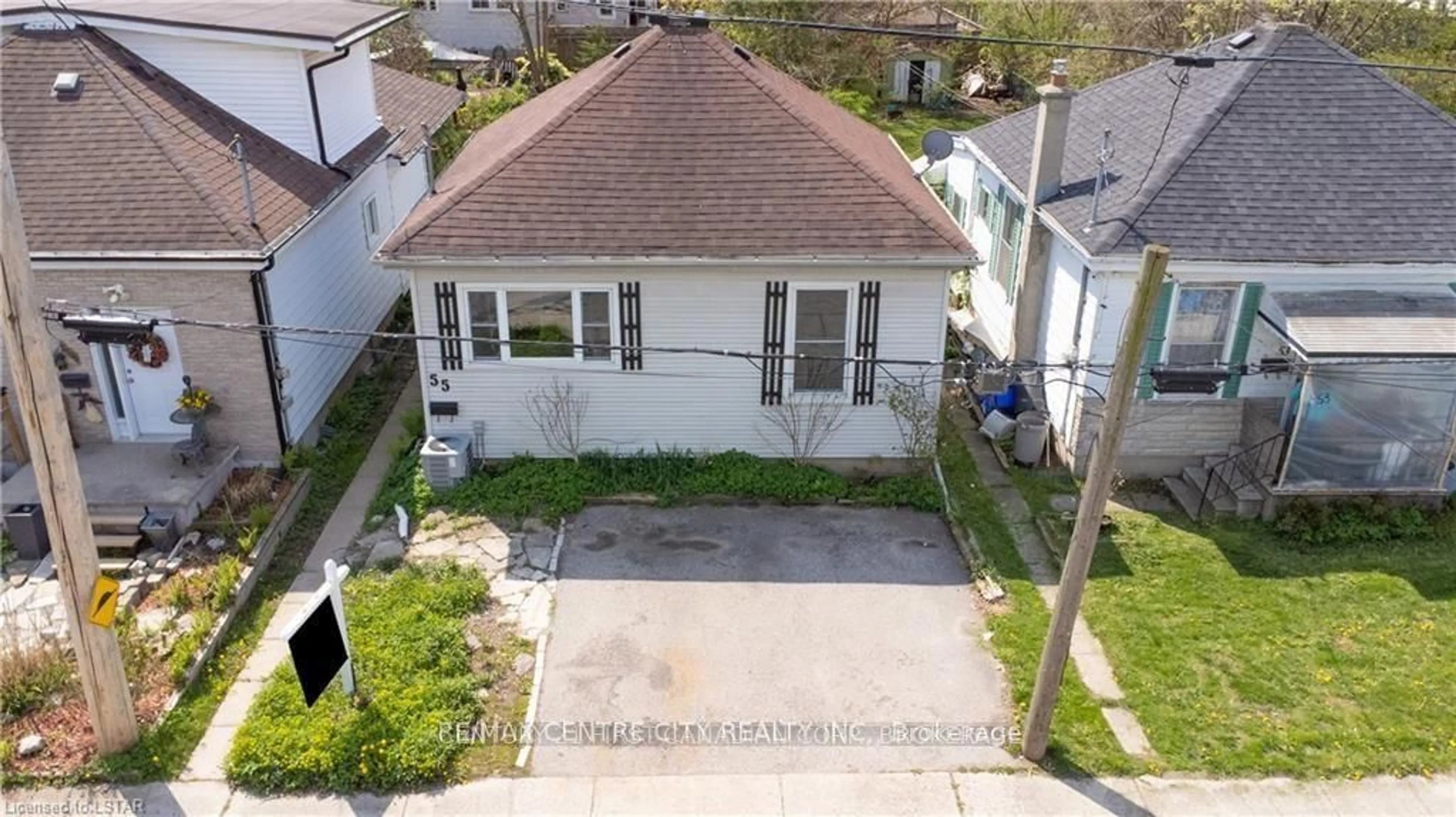 A pic from outside/outdoor area/front of a property/back of a property/a pic from drone, street for 55 Ada St, London South Ontario N5Z 2X3
