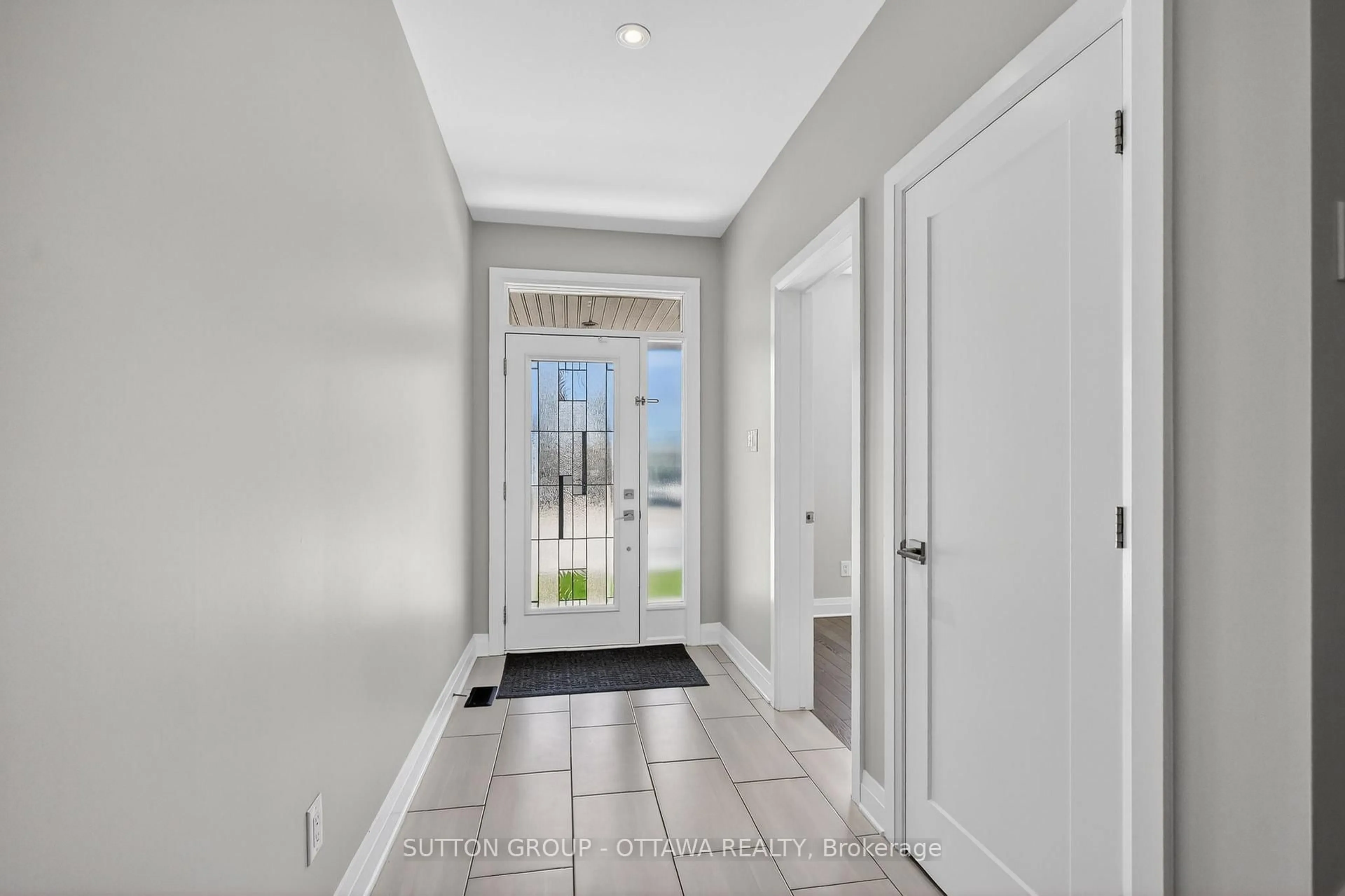 Indoor entryway for 824 CONTOUR St, Ottawa Ontario K1W 1G2