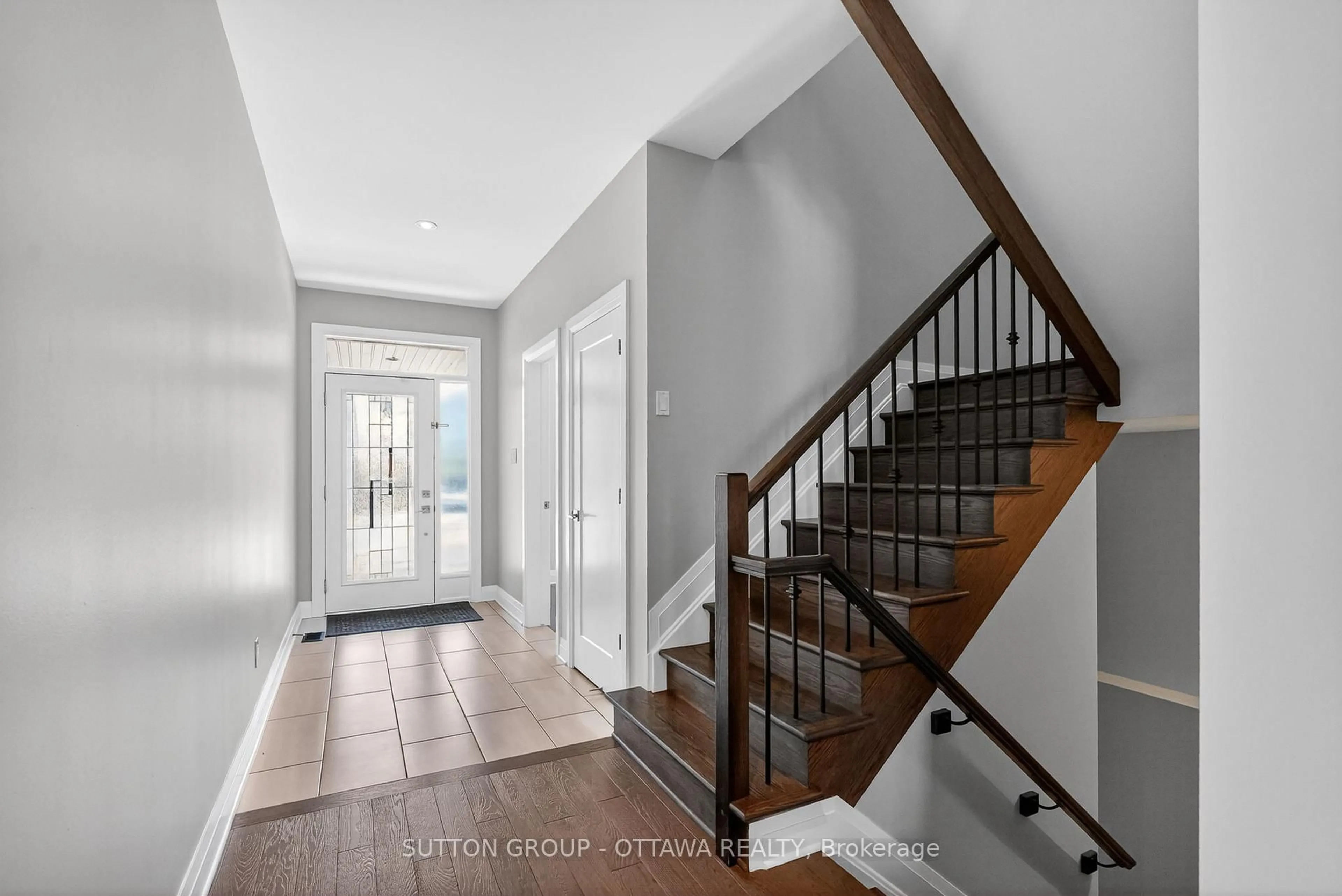 Indoor entryway for 824 CONTOUR St, Ottawa Ontario K1W 1G2
