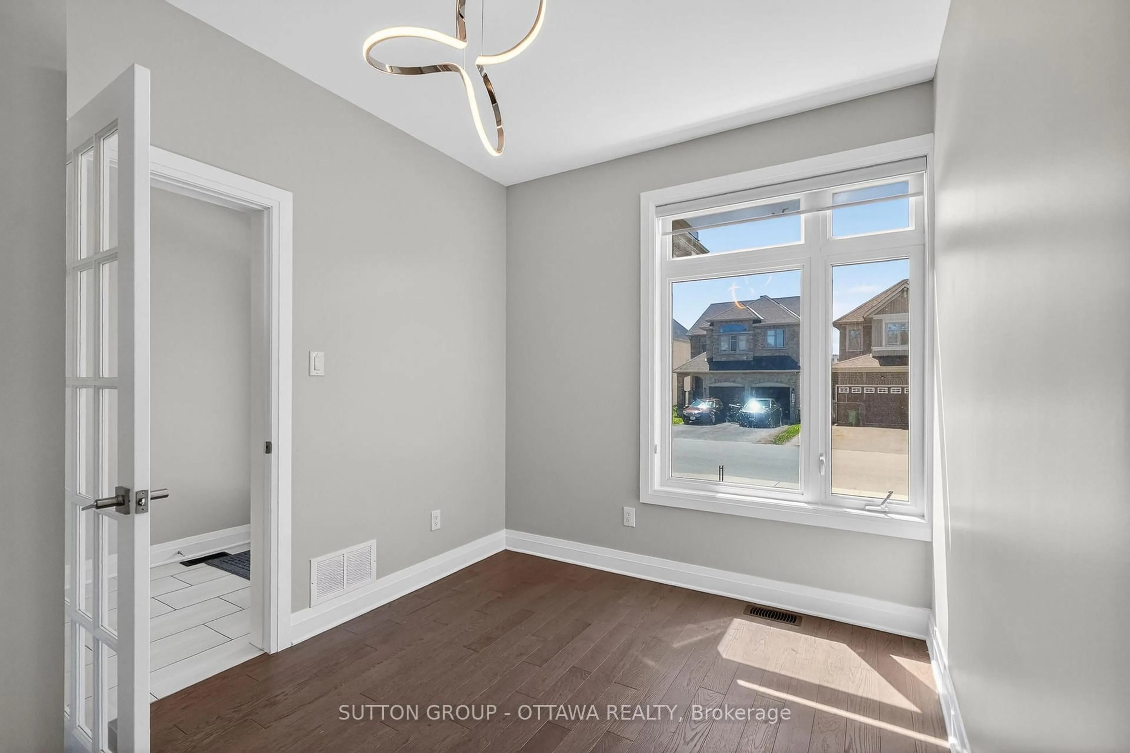 Unknown for 824 CONTOUR St, Ottawa Ontario K1W 1G2