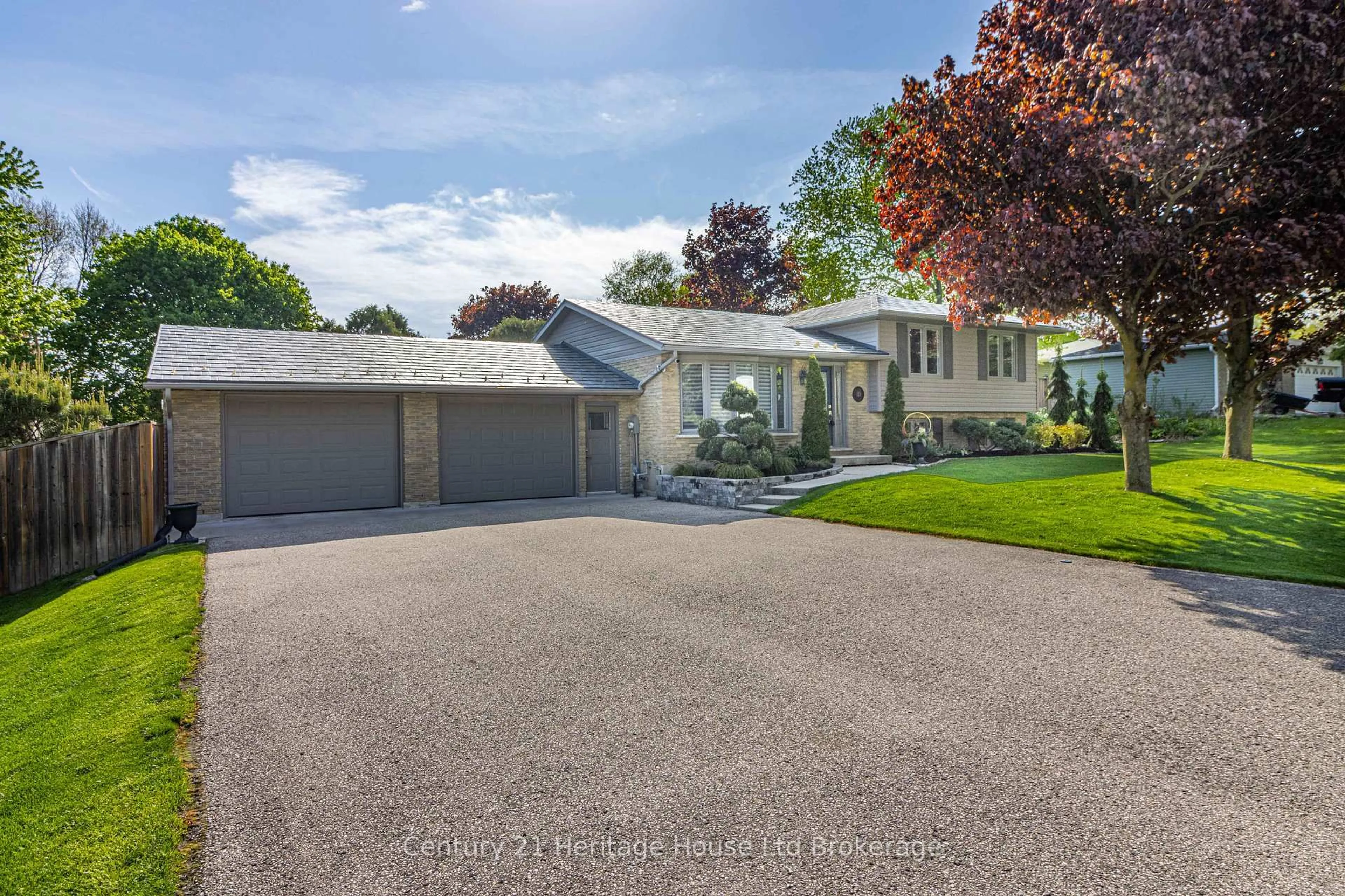 A pic from outside/outdoor area/front of a property/back of a property/a pic from drone, street for 11 Millard St, South-West Oxford Ontario N4S 7V6