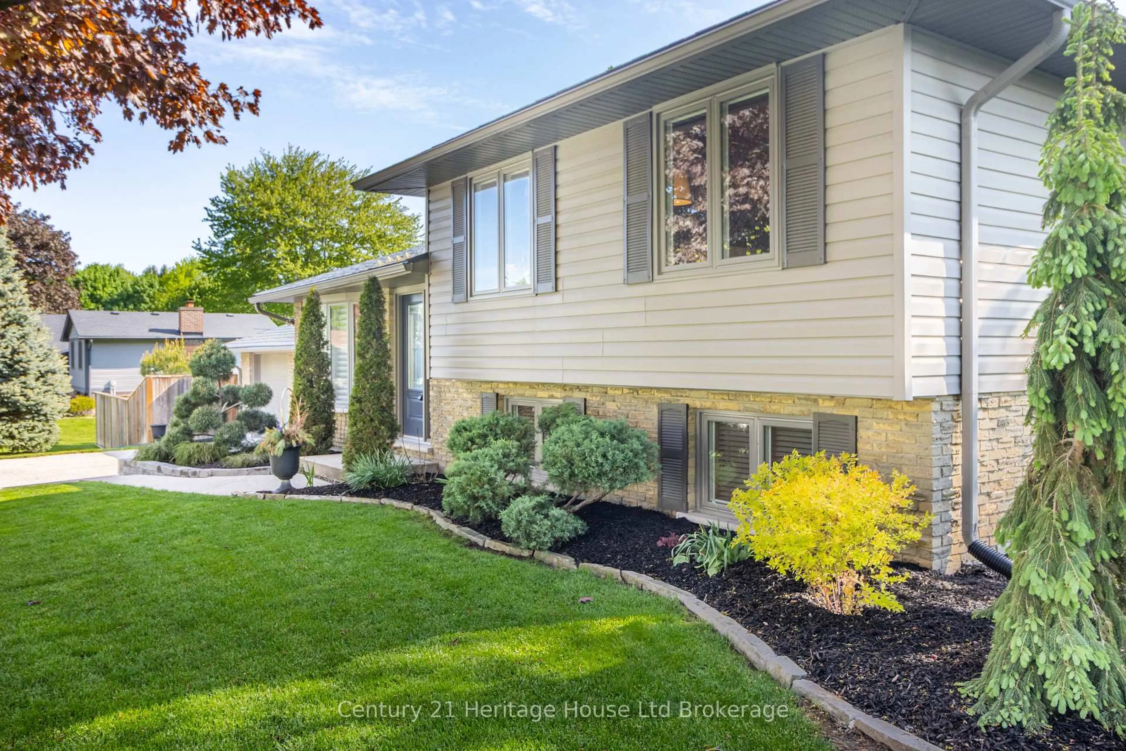 Home with vinyl exterior material, street for 11 Millard St, South-West Oxford Ontario N4S 7V6