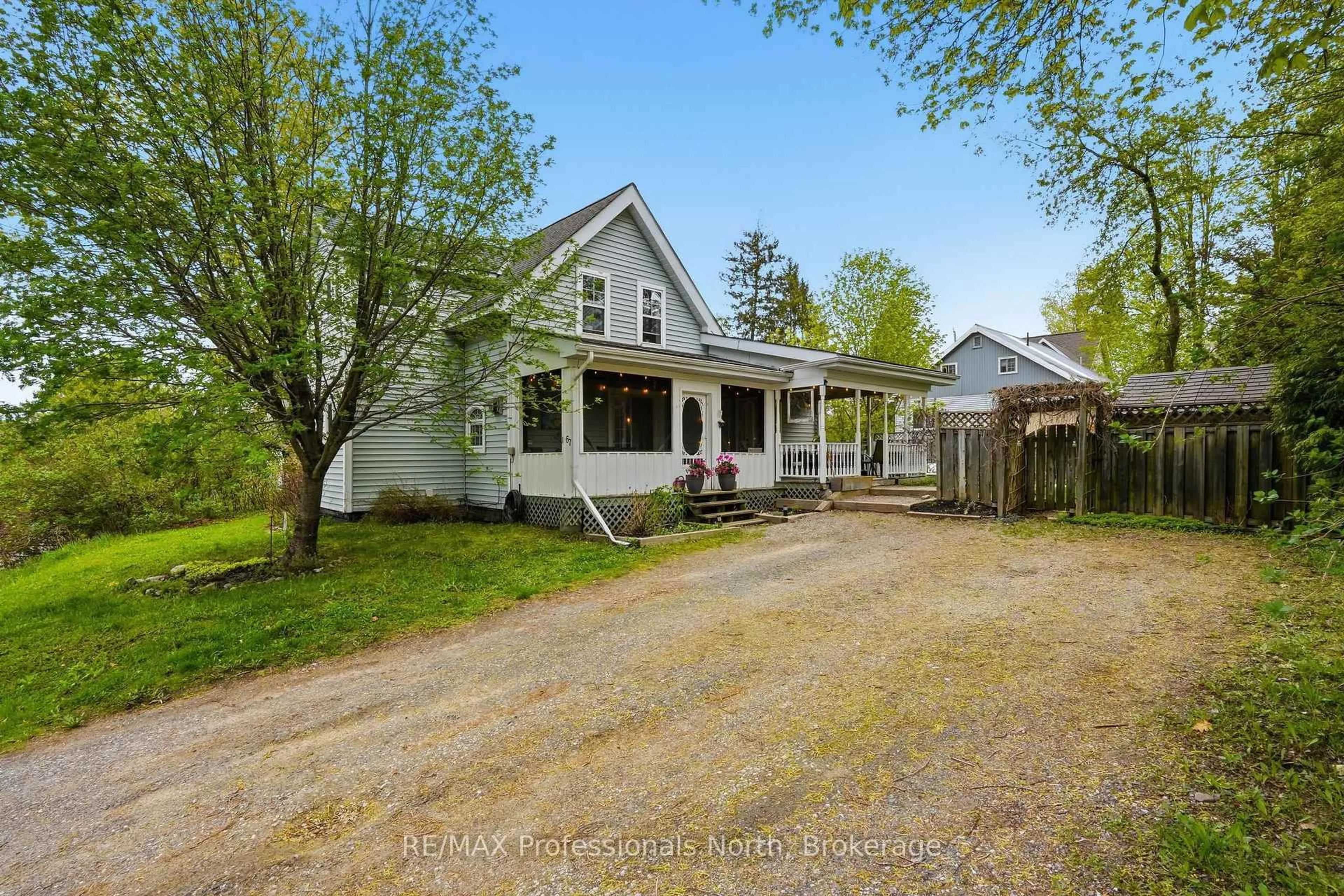 A pic from outside/outdoor area/front of a property/back of a property/a pic from drone, street for 67 YOUNG St, Bracebridge Ontario P1L 1G7