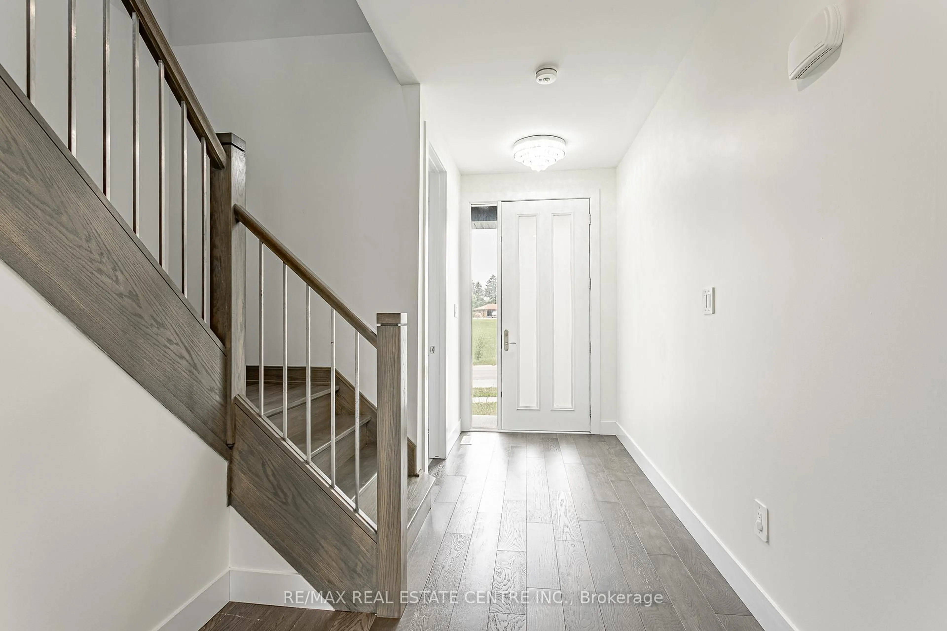 Indoor entryway for 2282 Wickerson Rd, London South Ontario N6K 0H4