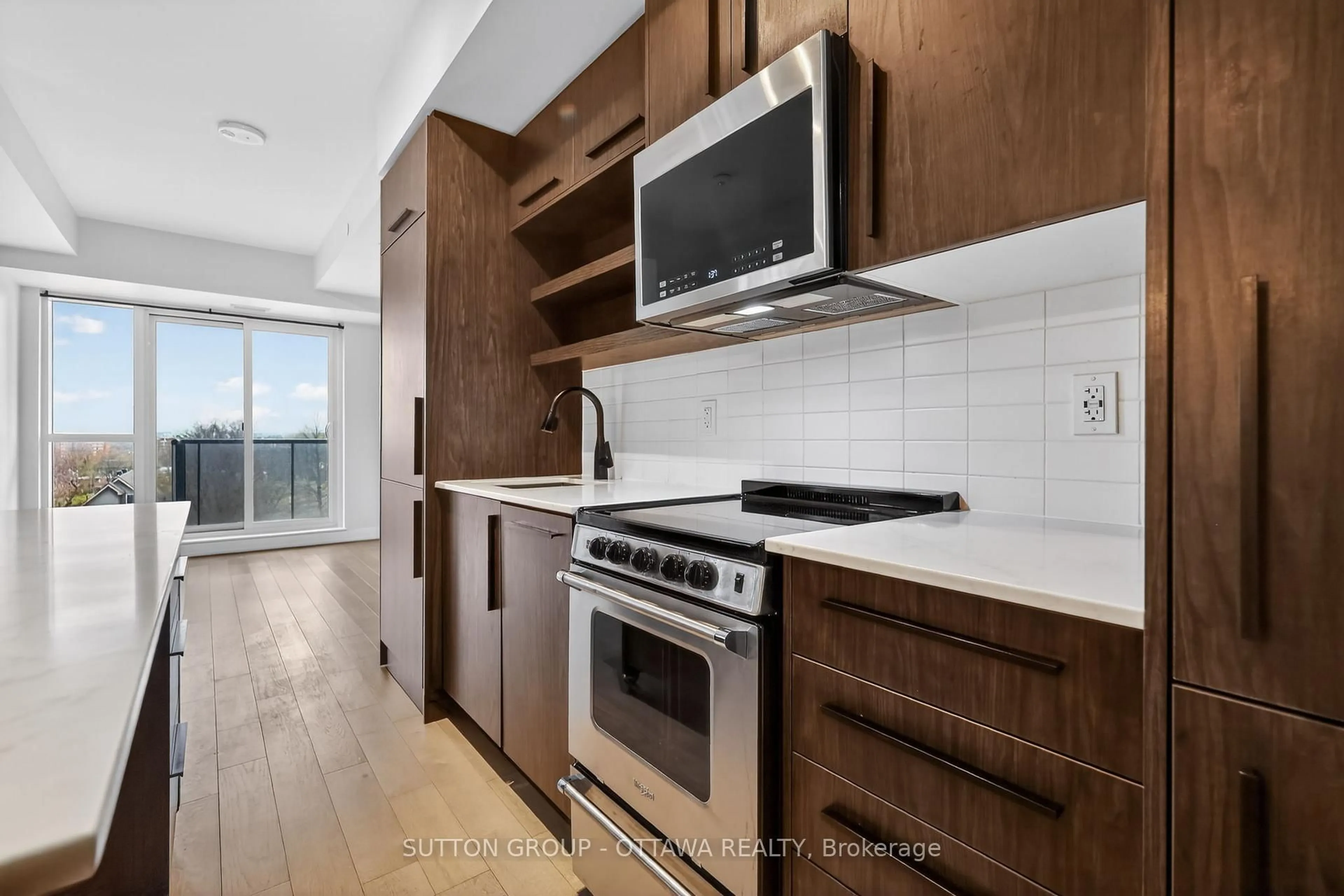 Standard kitchen, wood/laminate floor for 560 RIDEAU St #509, Ottawa Ontario K1N 0G3