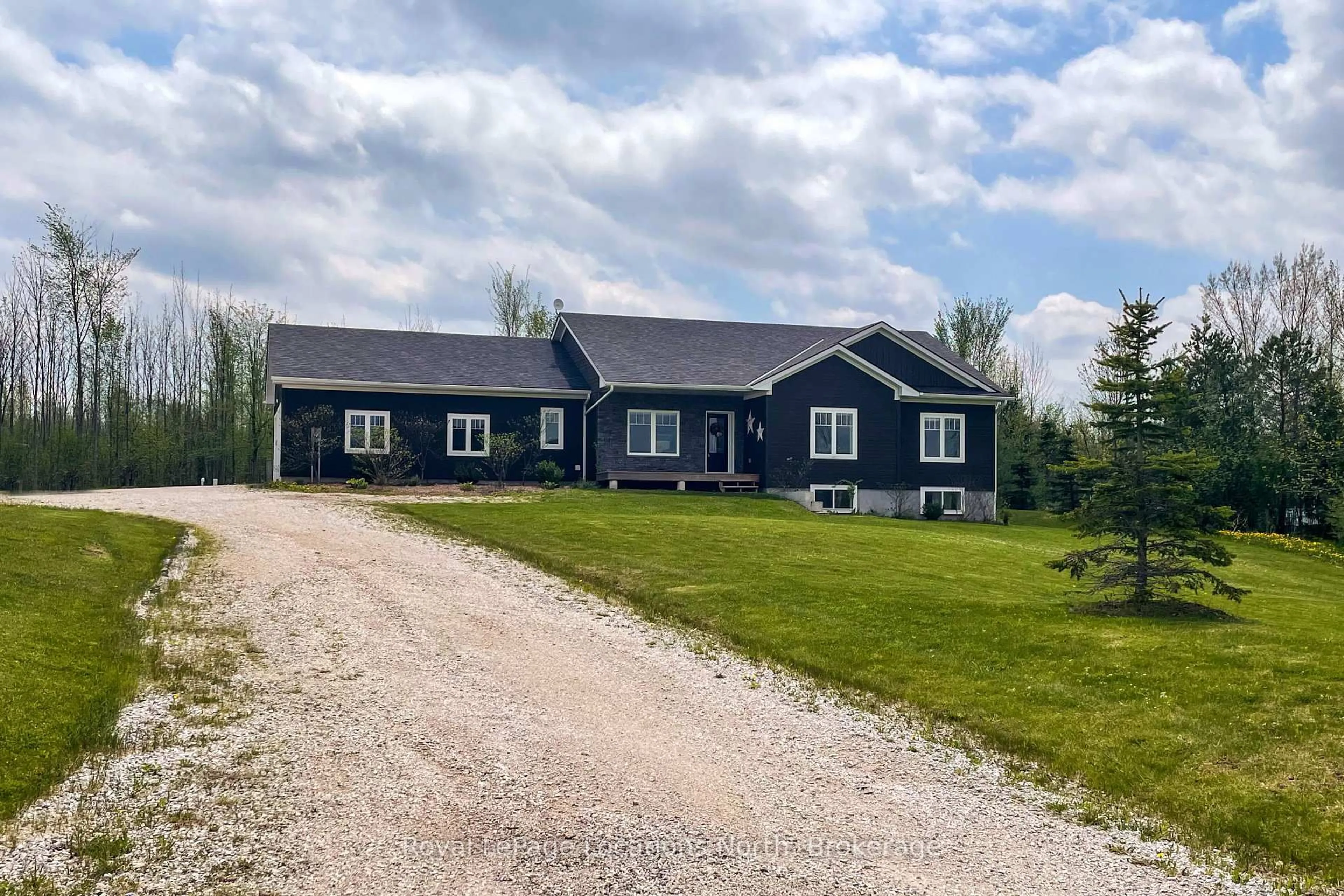 A pic from outside/outdoor area/front of a property/back of a property/a pic from drone, building for 109 Robertson Ave, Meaford Ontario N4L 1W7