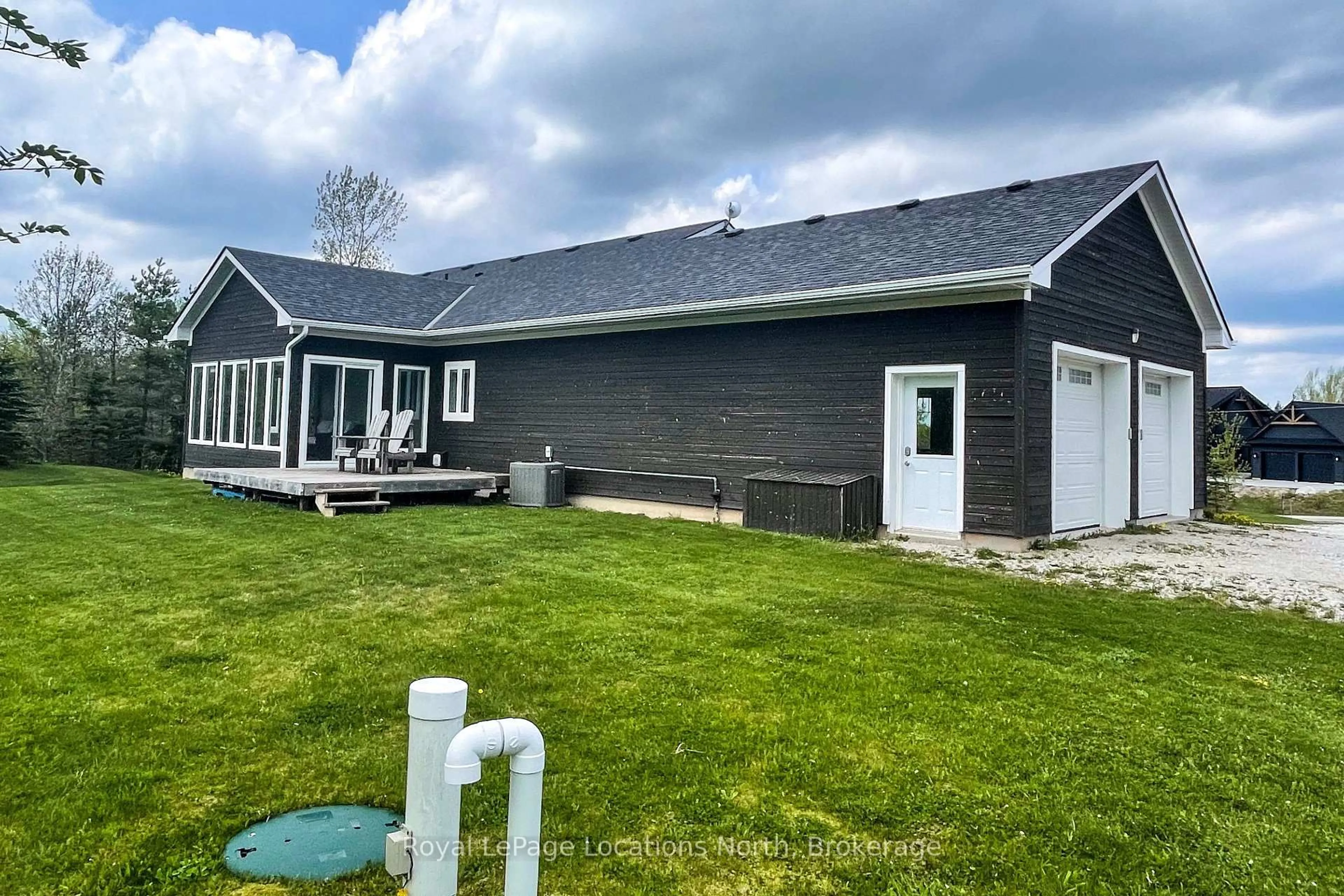 A pic from outside/outdoor area/front of a property/back of a property/a pic from drone, unknown for 109 Robertson Ave, Meaford Ontario N4L 1W7