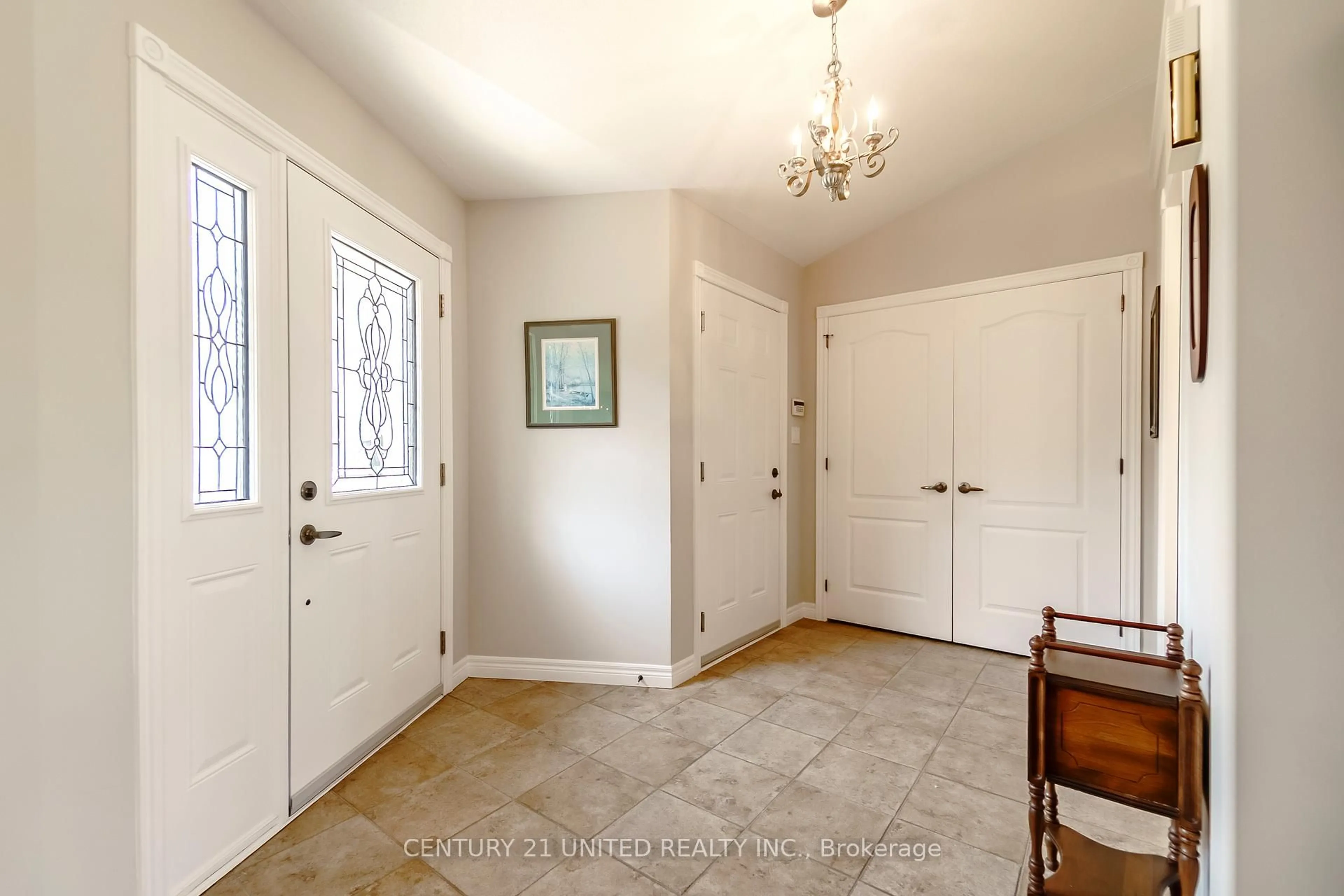 Indoor entryway for 227 Carnegie Ave #16, Peterborough Ontario K9L 0B3