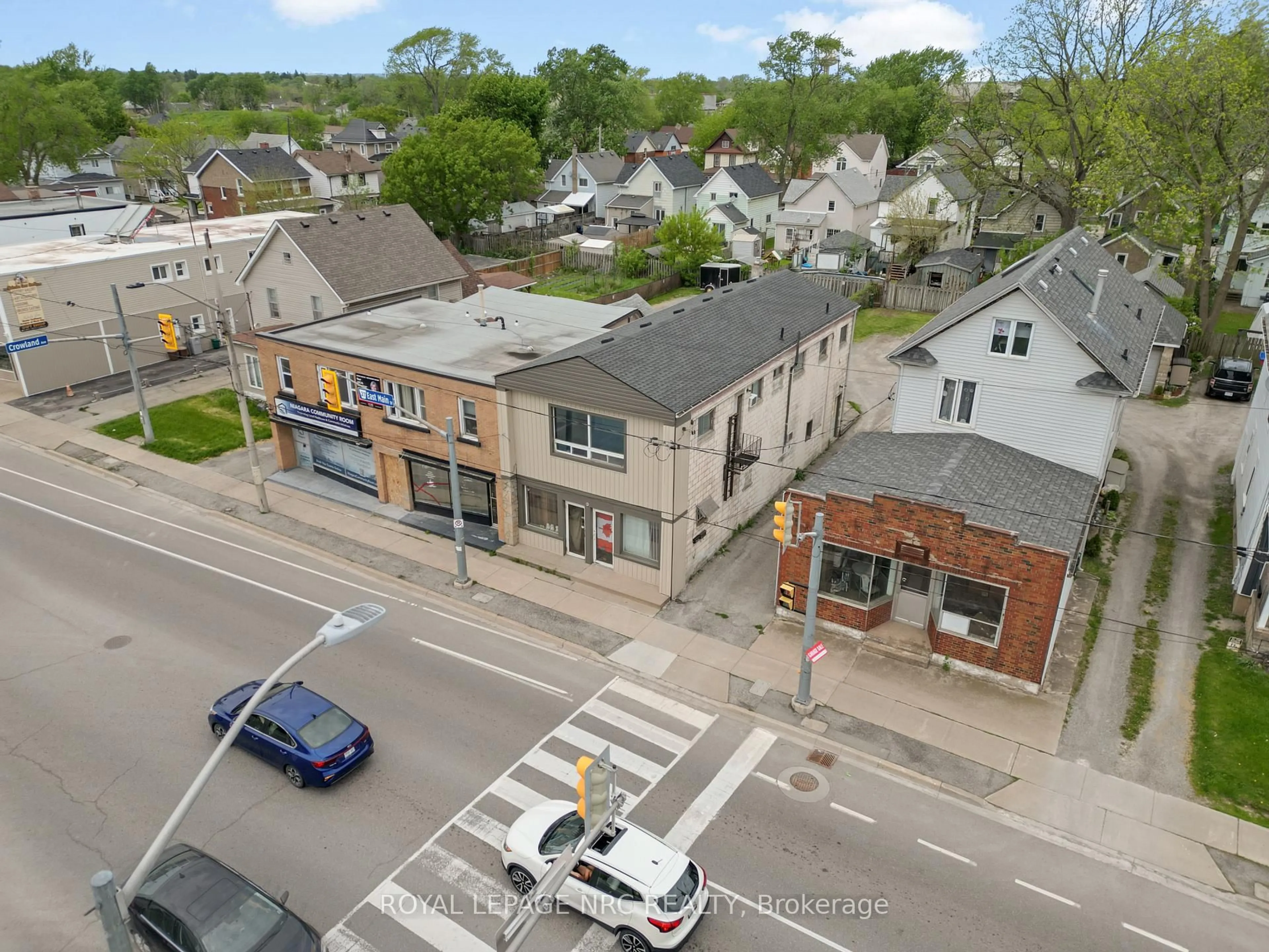 A pic from outside/outdoor area/front of a property/back of a property/a pic from drone, street for 478 East Main St, Welland Ontario L3B 3X6