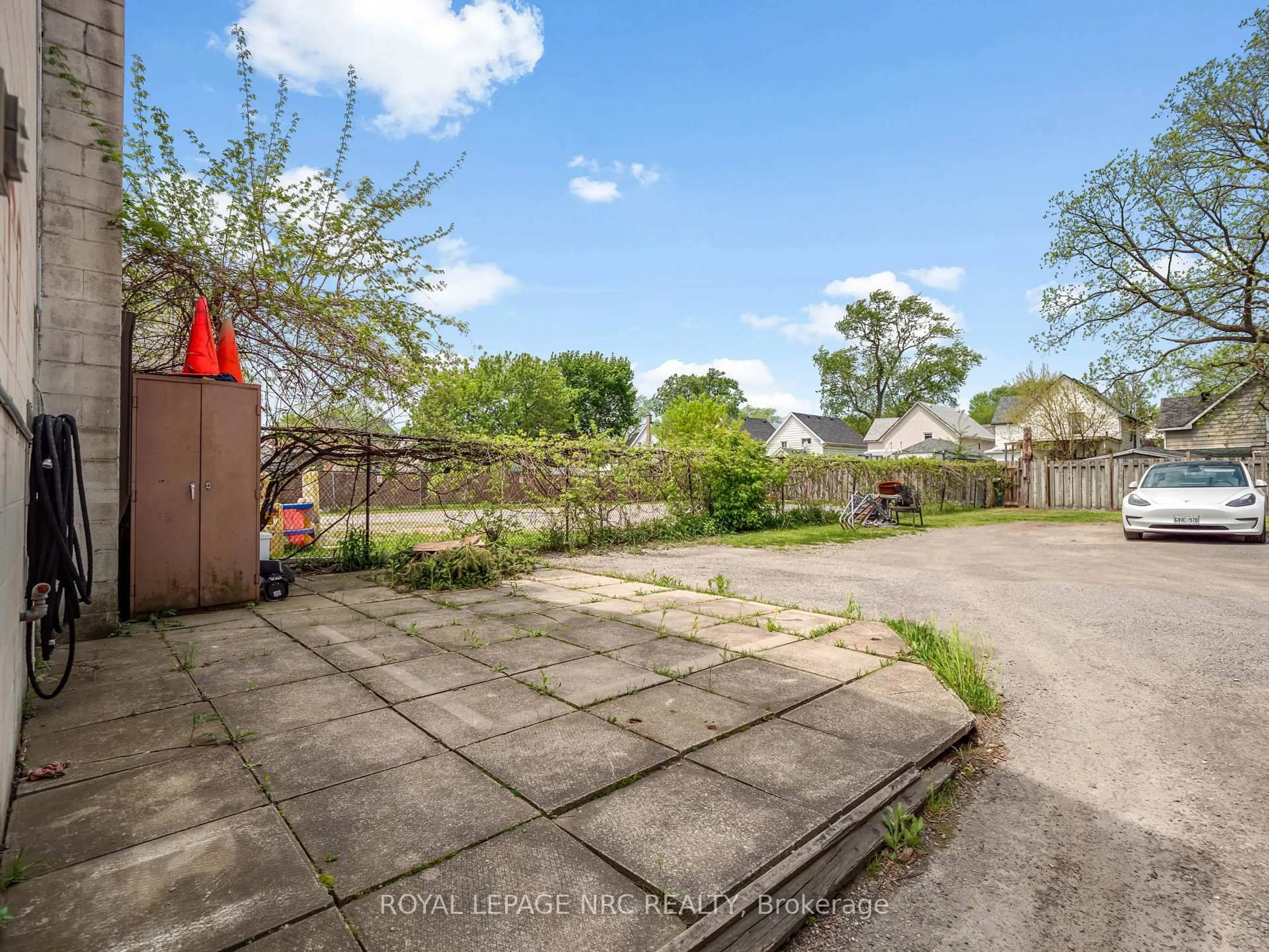 A pic from outside/outdoor area/front of a property/back of a property/a pic from drone, street for 478 East Main St, Welland Ontario L3B 3X6