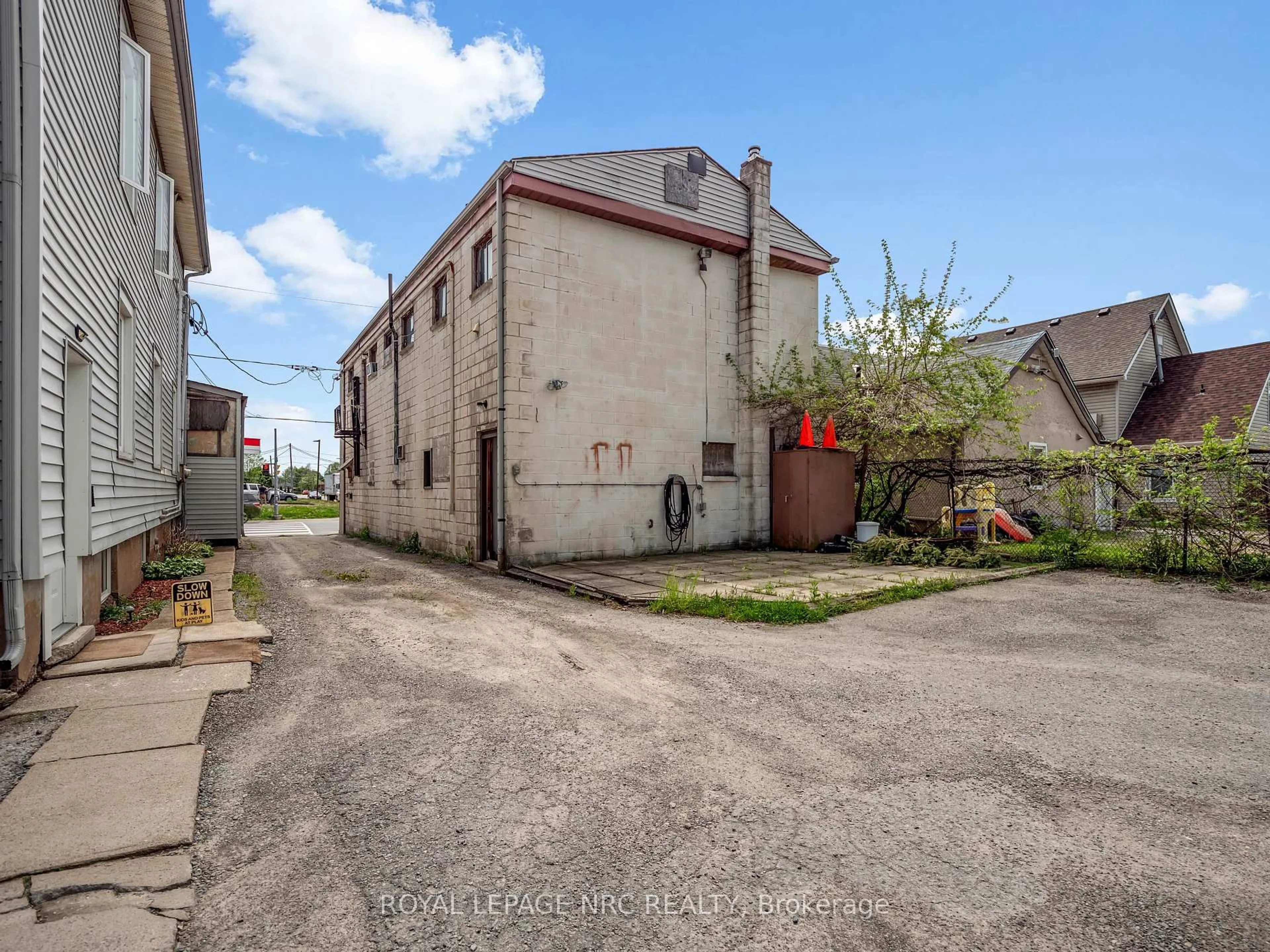 A pic from outside/outdoor area/front of a property/back of a property/a pic from drone, street for 478 East Main St, Welland Ontario L3B 3X6