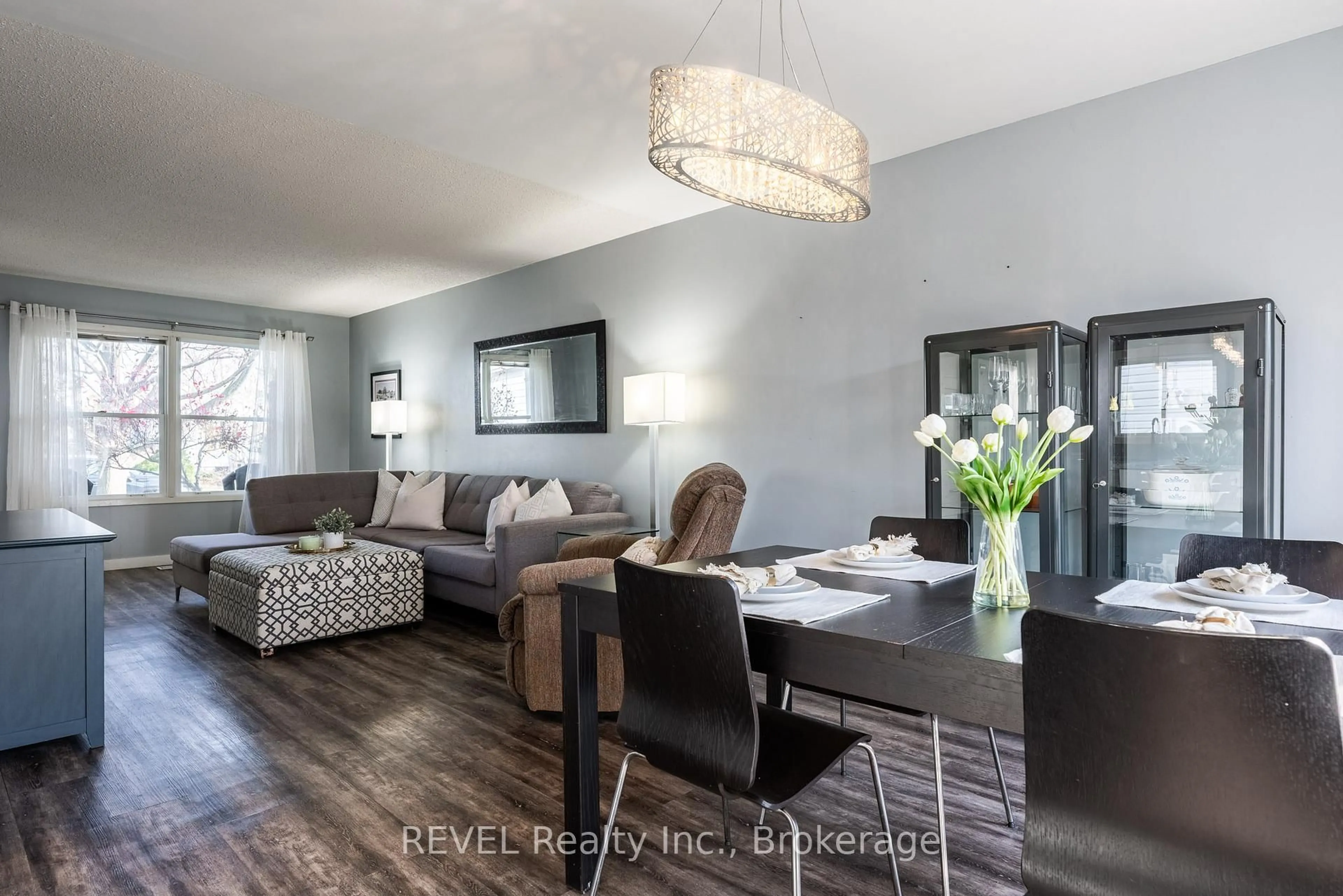 Living room with furniture, wood/laminate floor for 259 VANSICKLE Rd, St. Catharines Ontario L2S 2S9