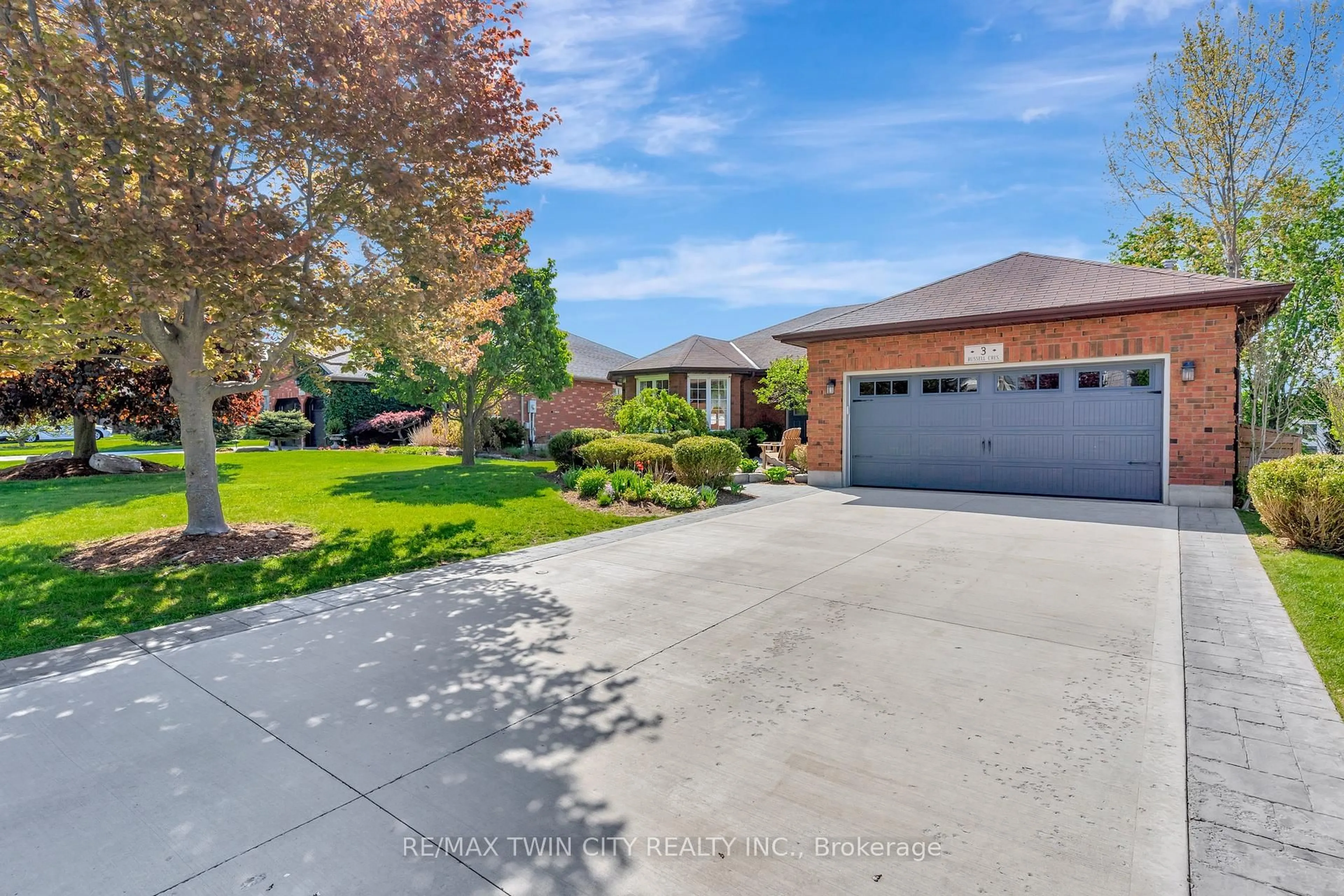 A pic from outside/outdoor area/front of a property/back of a property/a pic from drone, street for 3 Russell Cres, Brant Ontario N0E 1N0