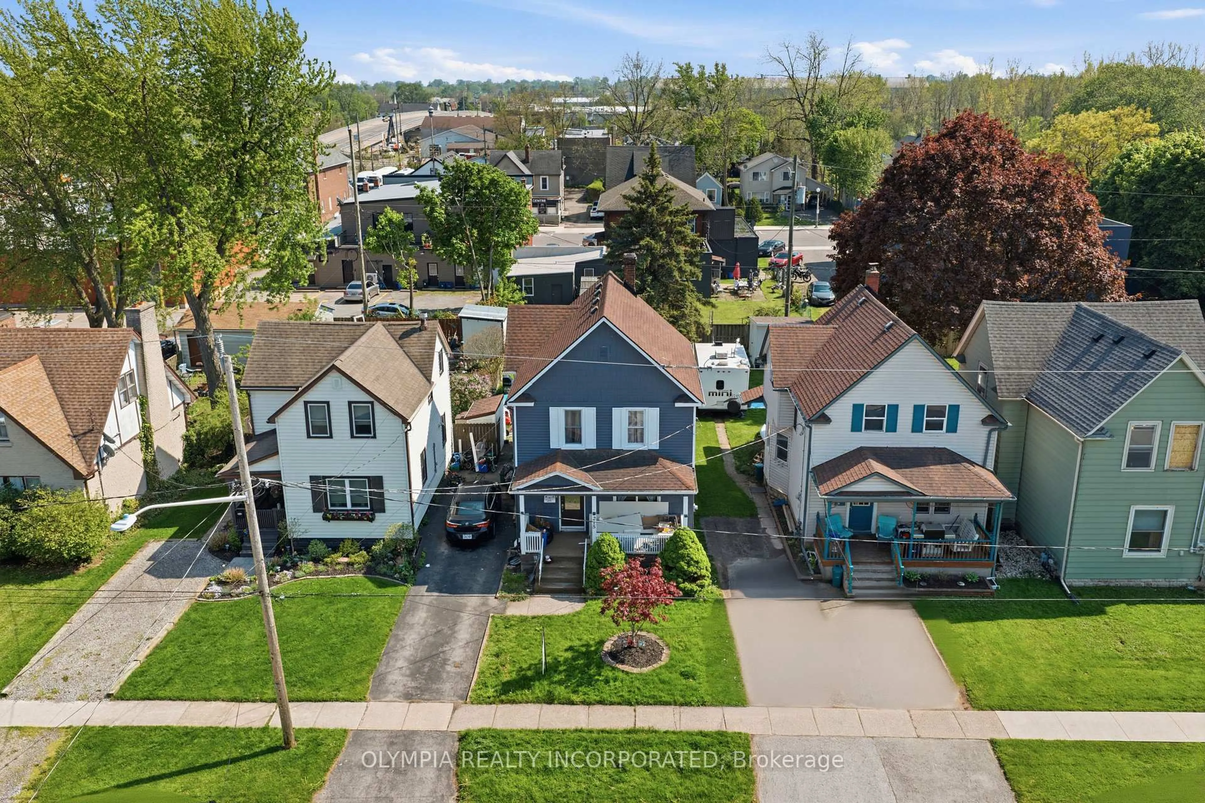 A pic from outside/outdoor area/front of a property/back of a property/a pic from drone, street for 215 Dufferin St, Fort Erie Ontario L2A 2T7