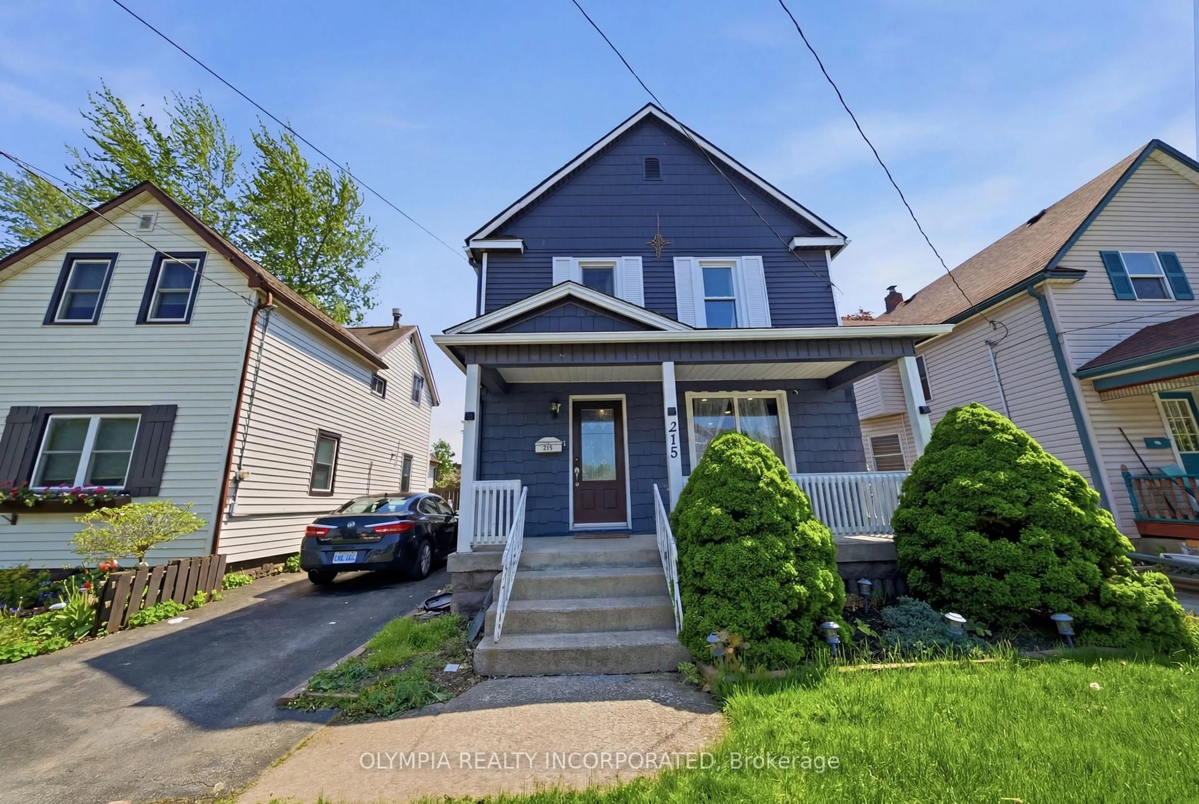 Home with vinyl exterior material, street for 215 Dufferin St, Fort Erie Ontario L2A 2T7