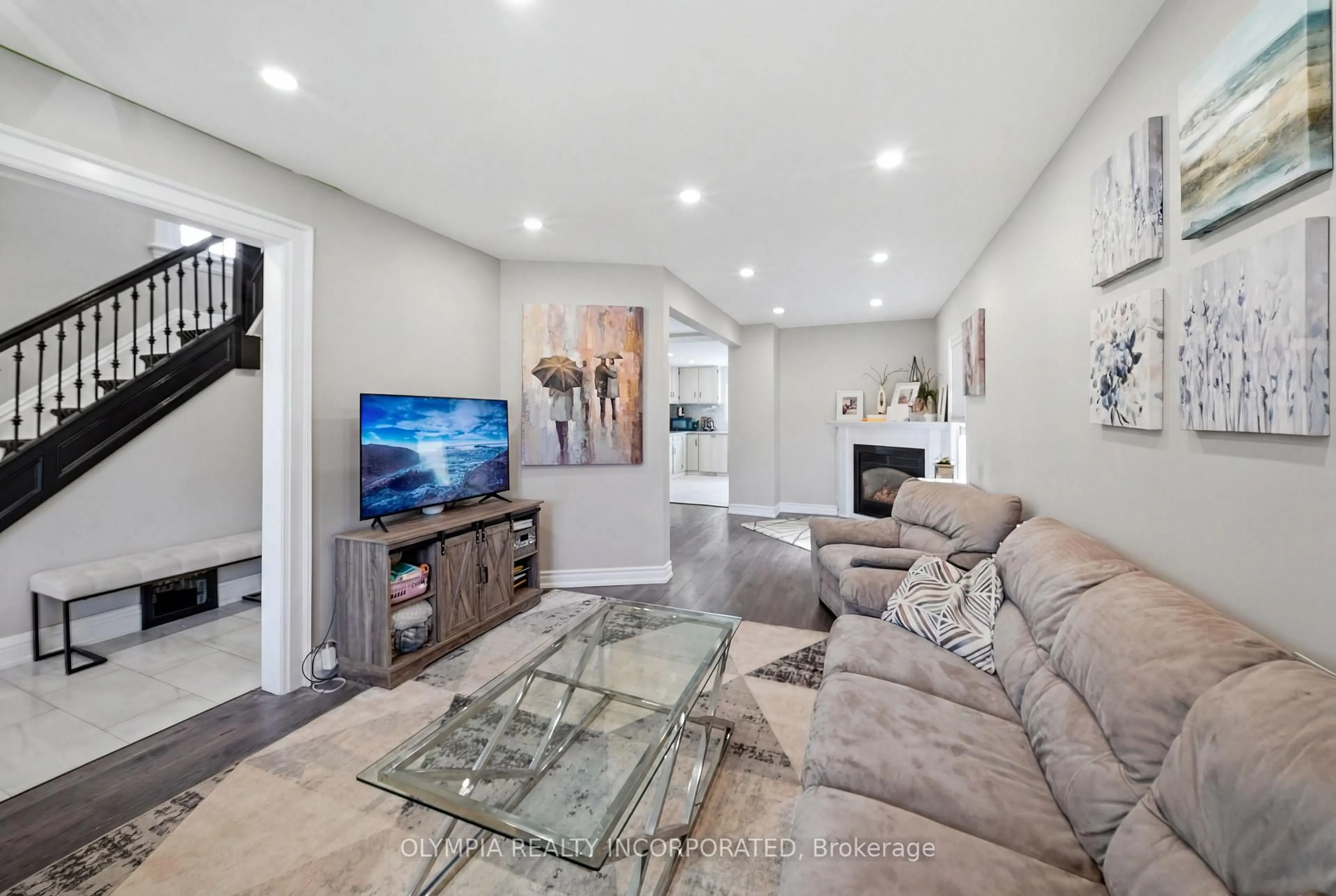 Living room with furniture, unknown for 215 Dufferin St, Fort Erie Ontario L2A 2T7
