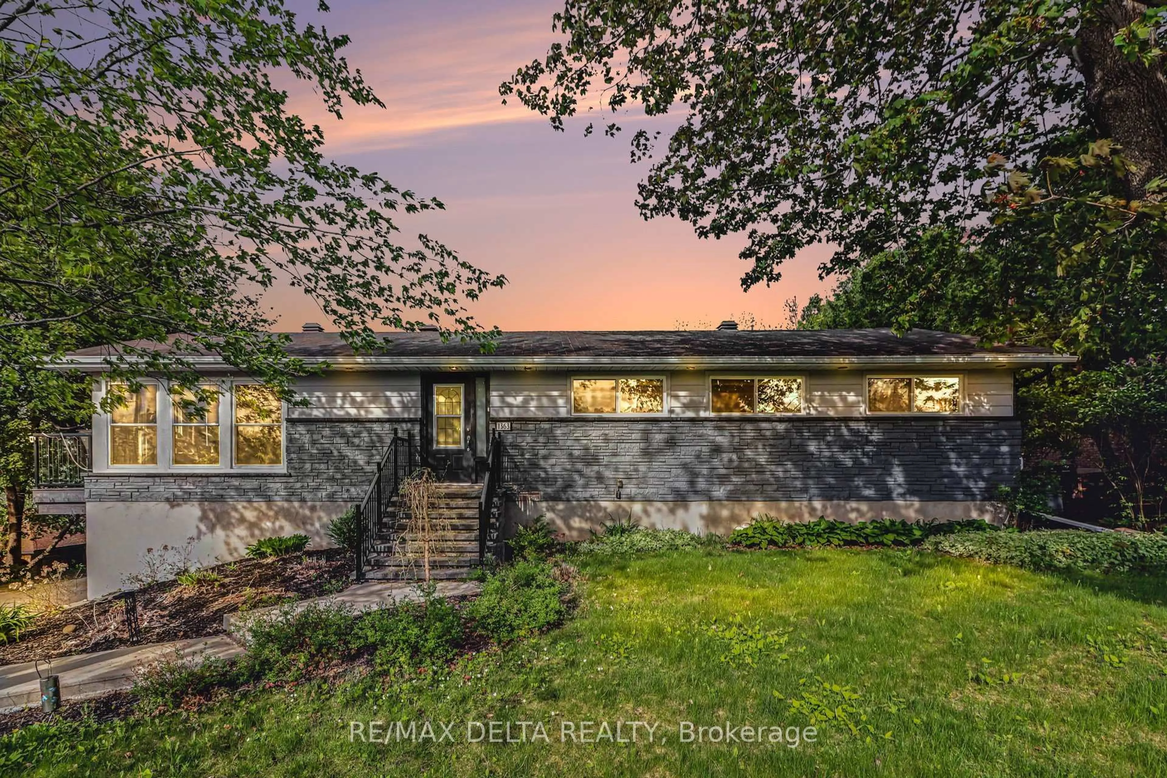 A pic from outside/outdoor area/front of a property/back of a property/a pic from drone, unknown for 1363 Gerald St, Ottawa Ontario K4A 3N2