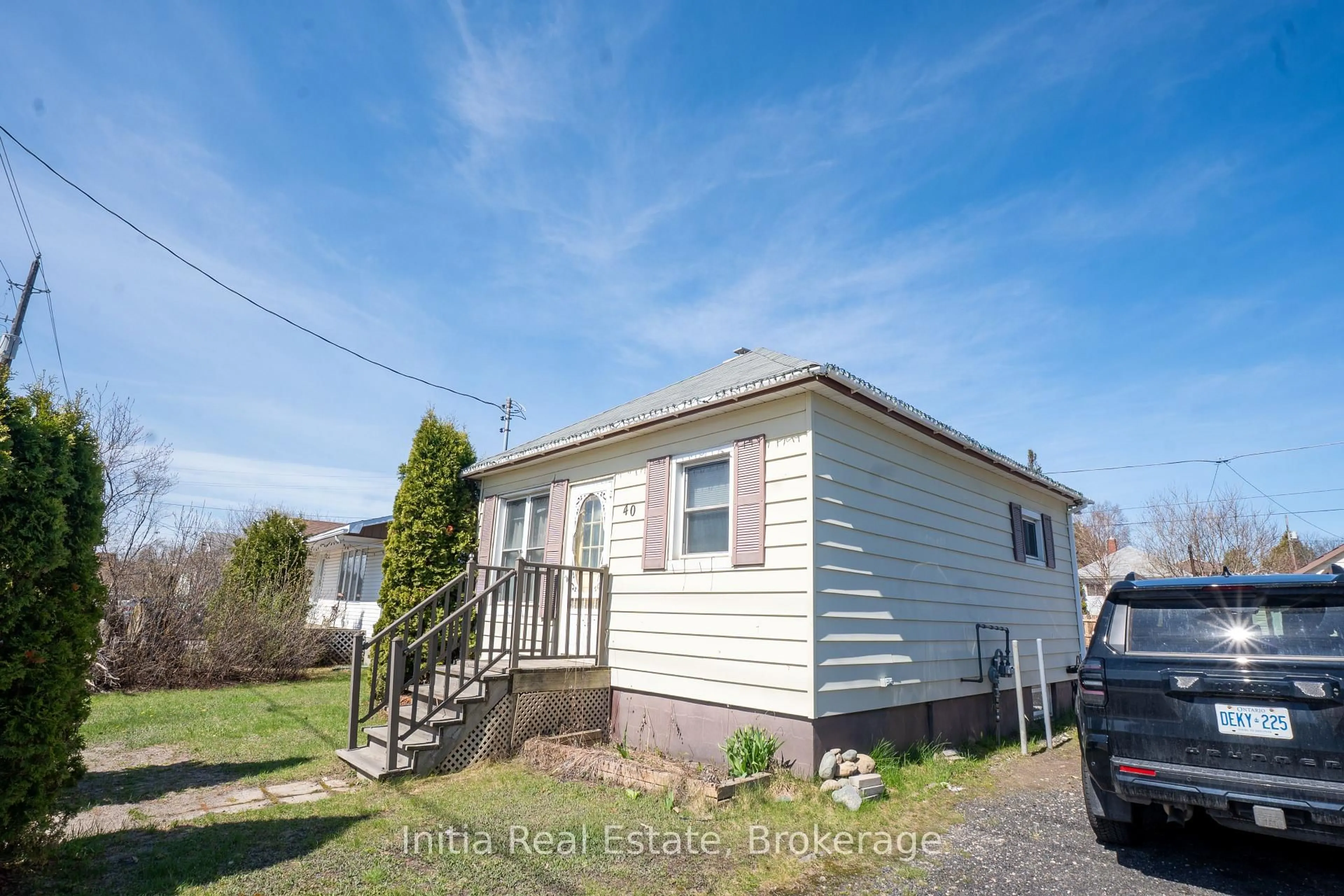 Home with vinyl exterior material, street for 40 Nickel St, Greater Sudbury Ontario P0M 2C0