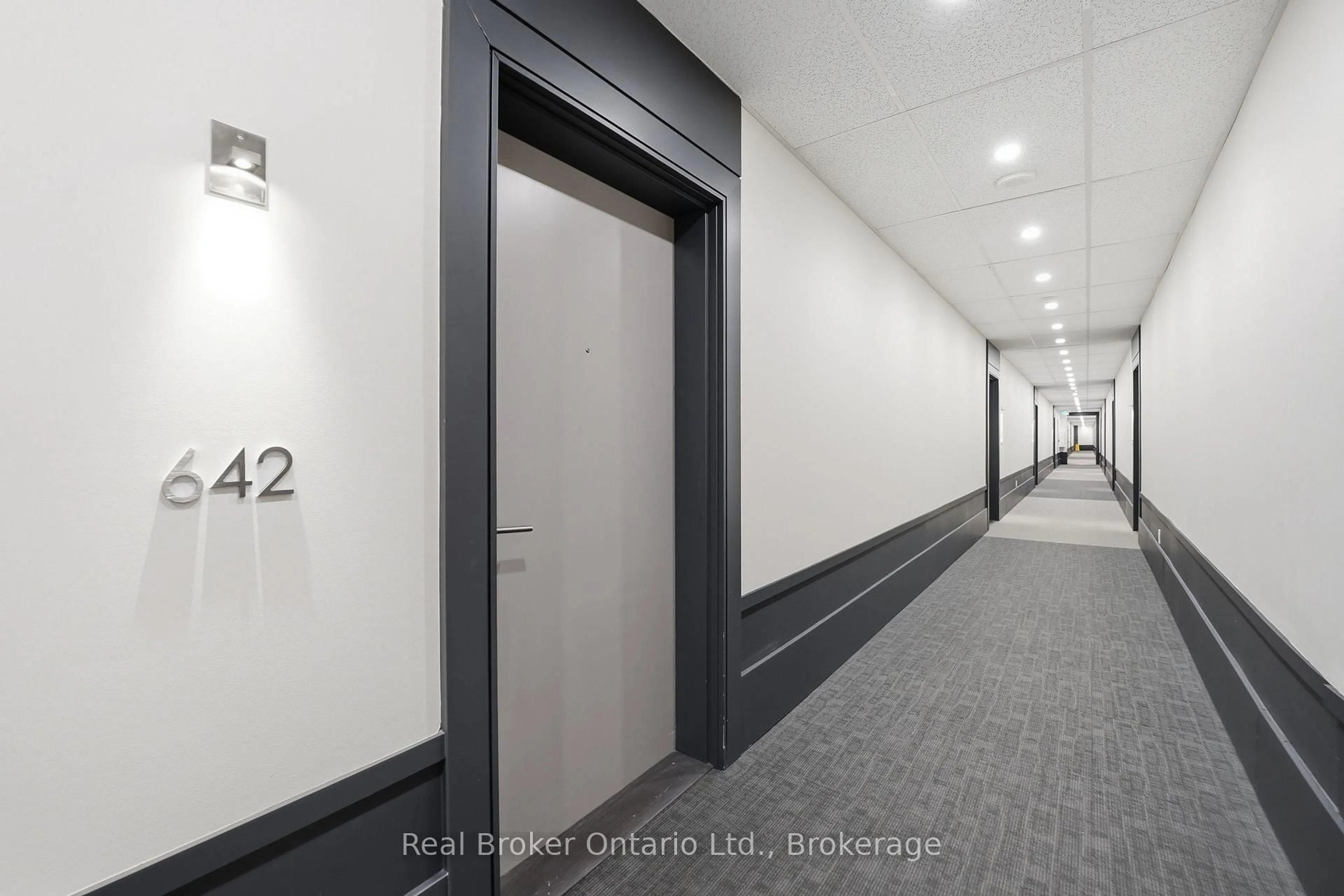 Indoor foyer for 16 Concord Pl #642, Grimsby Ontario L3M 0J1