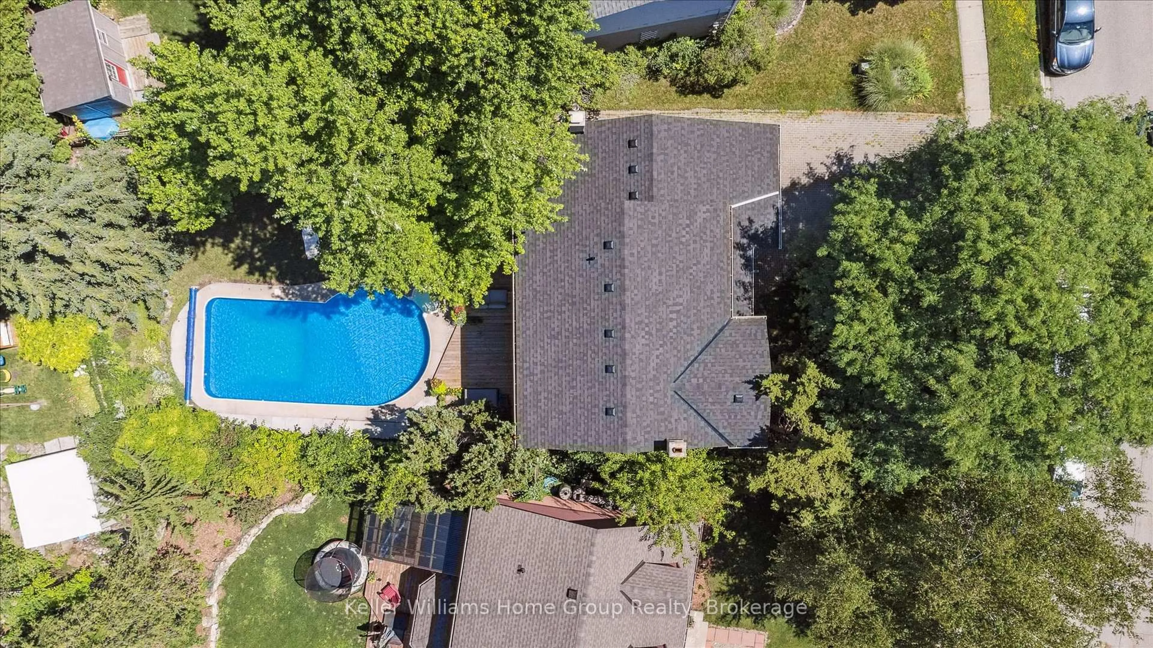 A pic from outside/outdoor area/front of a property/back of a property/a pic from drone, water/lake/river/ocean view for 342 Ironwood Rd, Guelph Ontario N1G 3N8