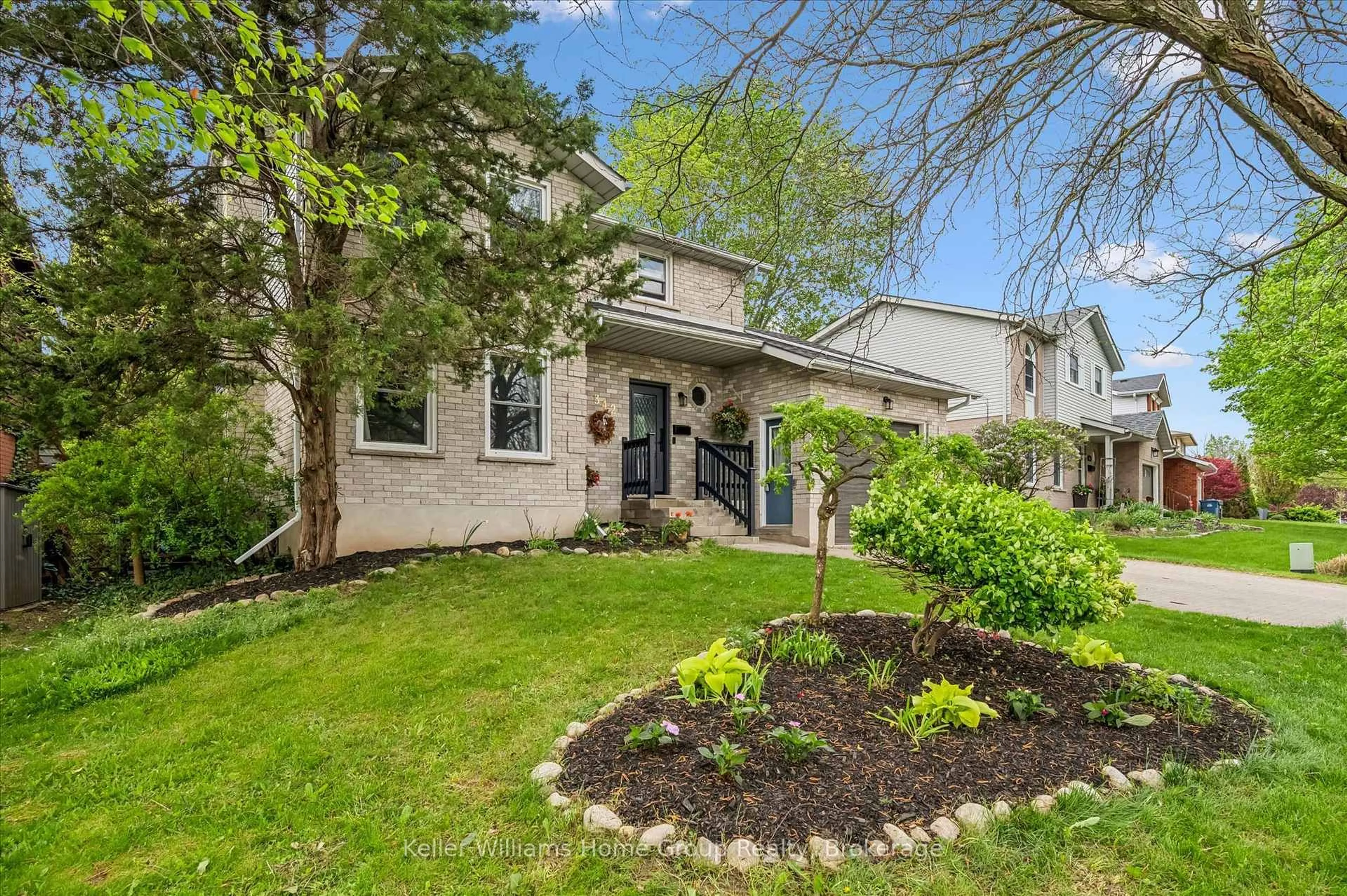 Patio, street for 342 Ironwood Rd, Guelph Ontario N1G 3N8