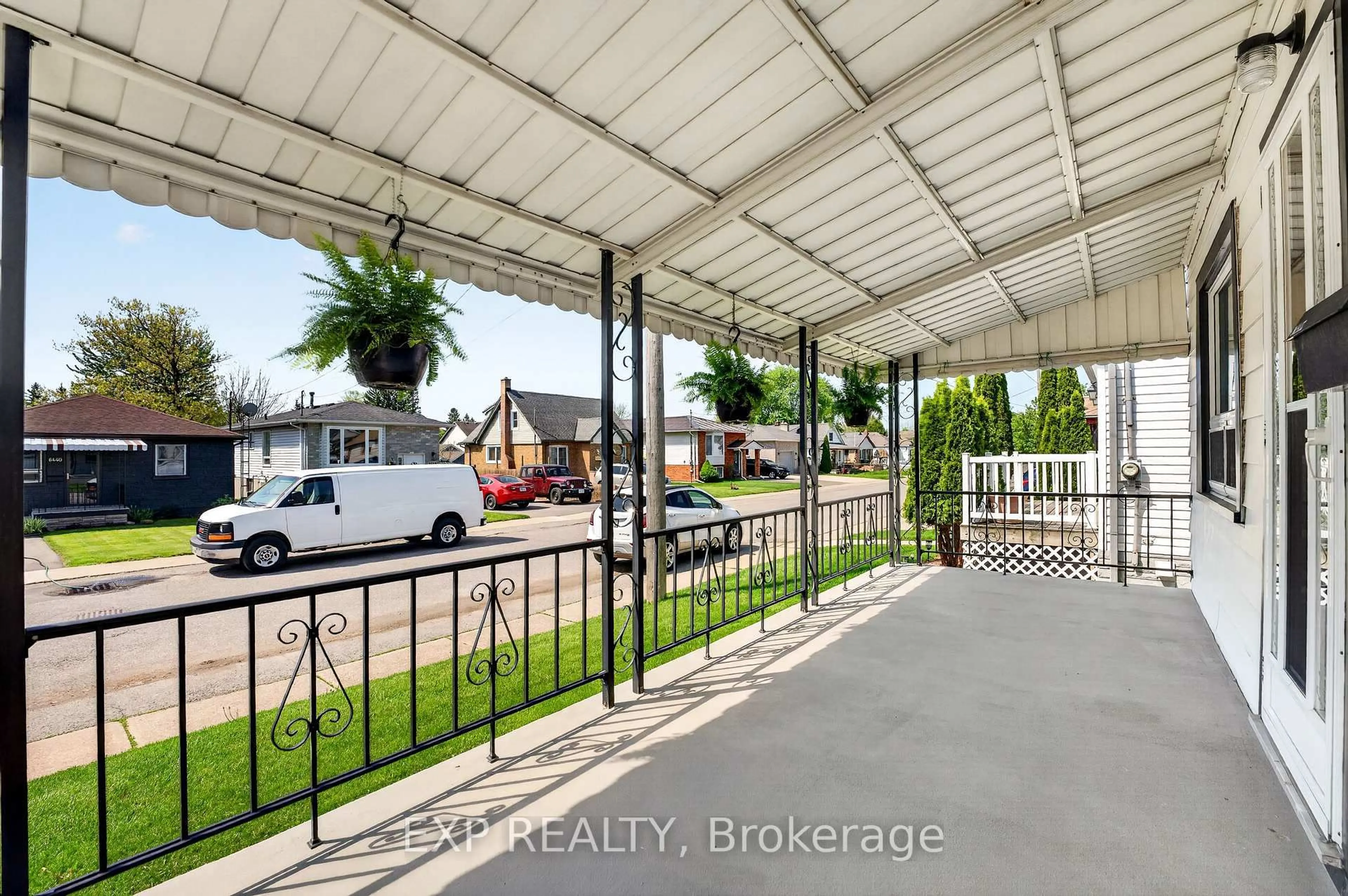 Patio, street for 6441 Monroe St, Niagara Falls Ontario L2G 2G9
