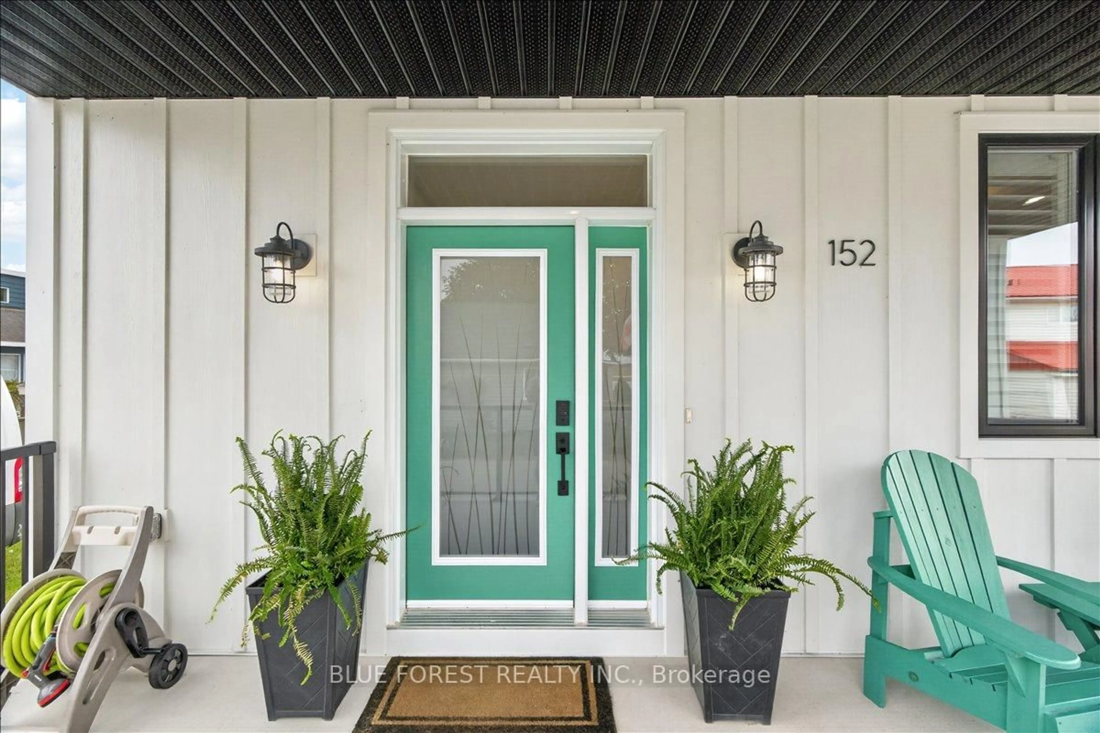 Indoor entryway for 152 MAUD St, Central Elgin Ontario N5L 1C8