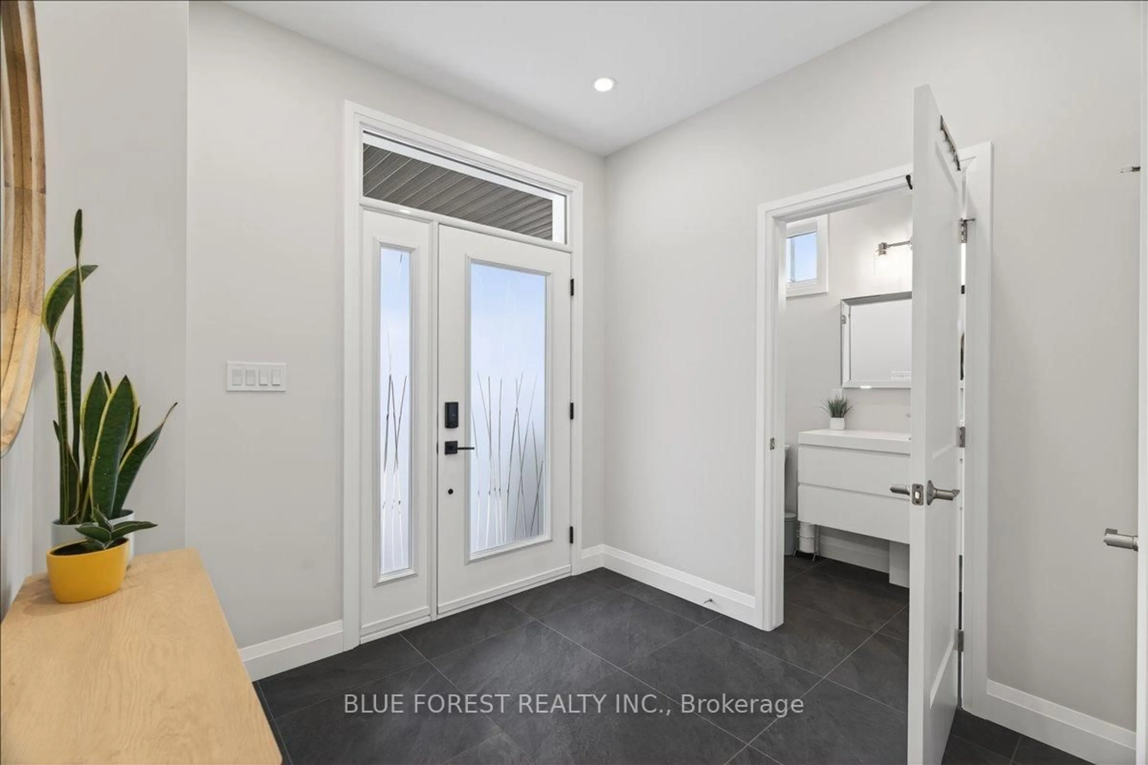 Indoor entryway for 152 MAUD St, Central Elgin Ontario N5L 1C8