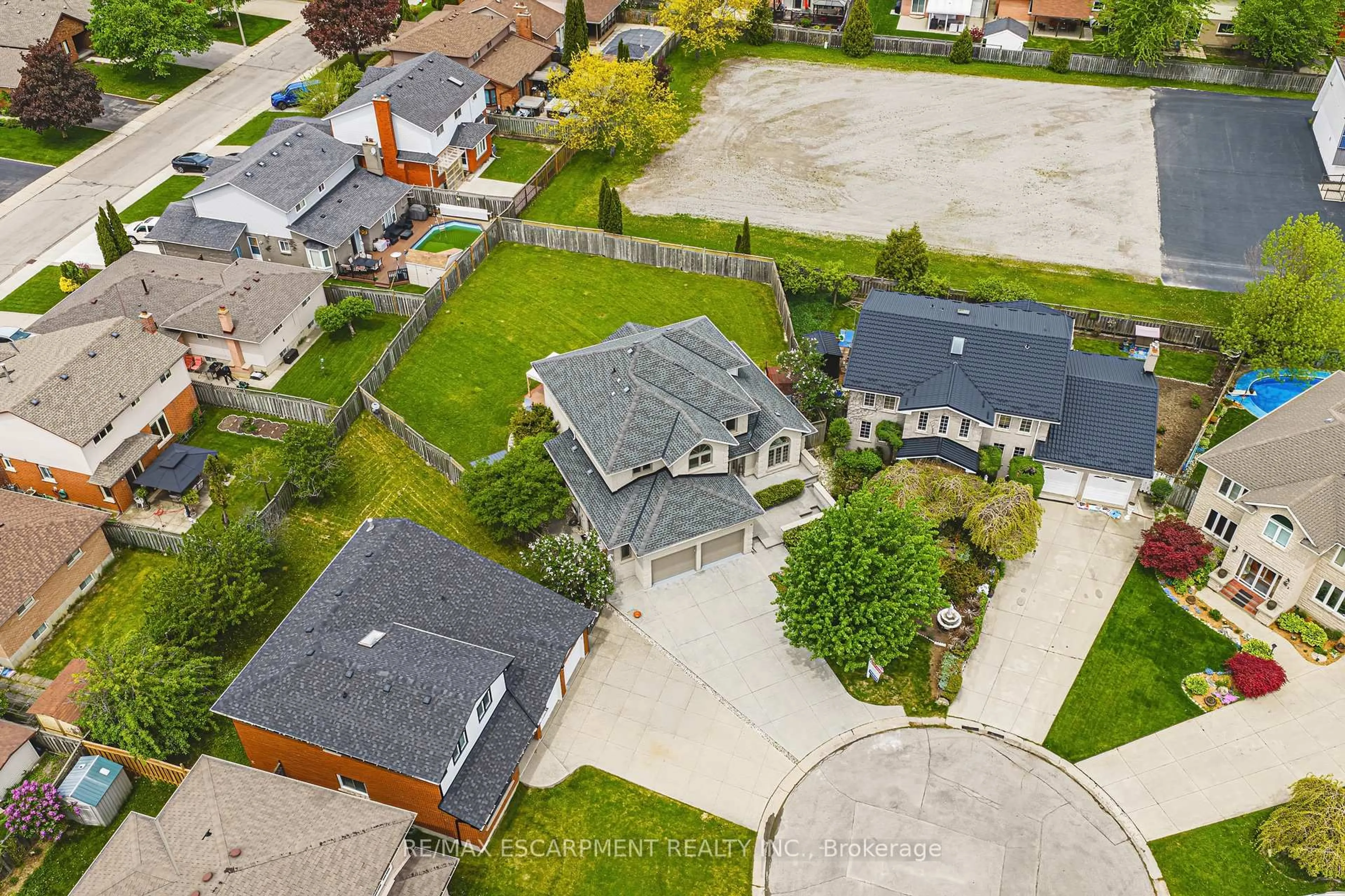 A pic from outside/outdoor area/front of a property/back of a property/a pic from drone, street for 301 Parkwood Cres, Hamilton Ontario L8V 5B5