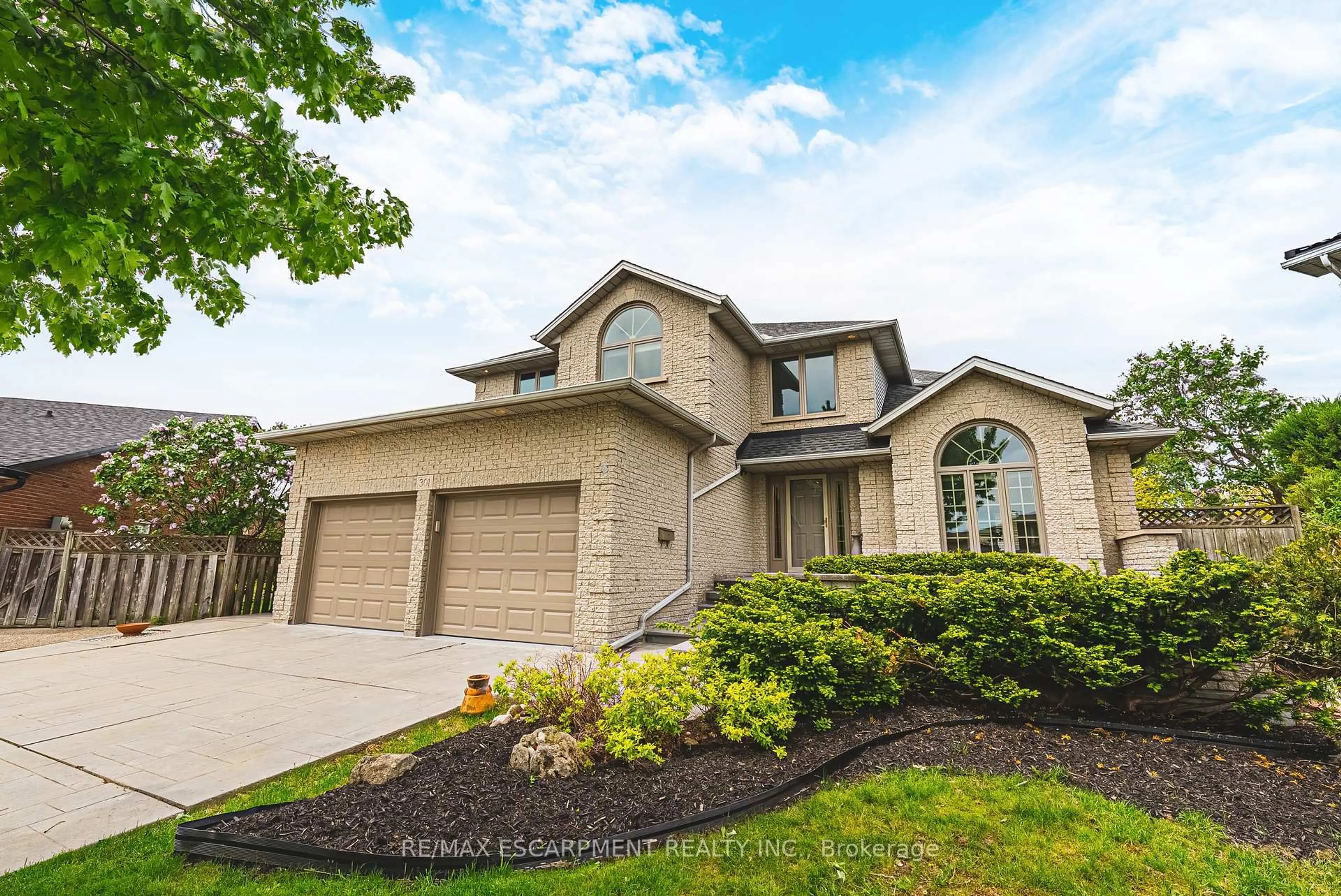 Home with vinyl exterior material, street for 301 Parkwood Cres, Hamilton Ontario L8V 5B5
