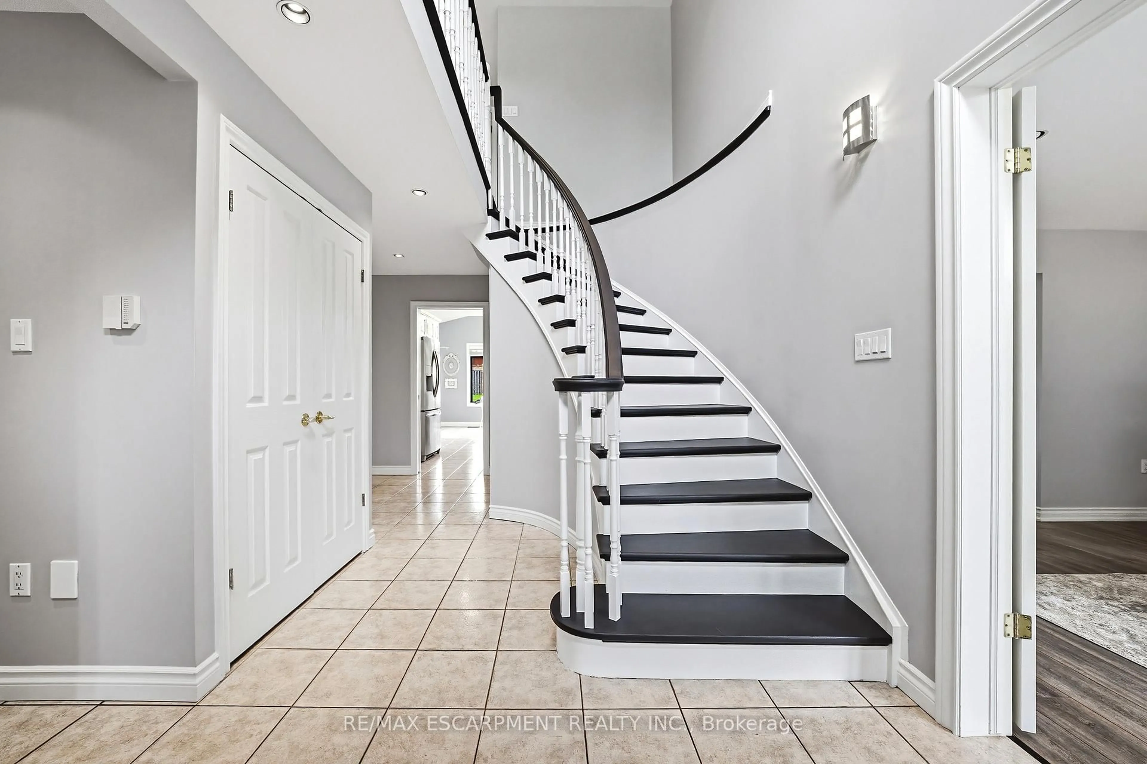 Unknown for 301 Parkwood Cres, Hamilton Ontario L8V 5B5