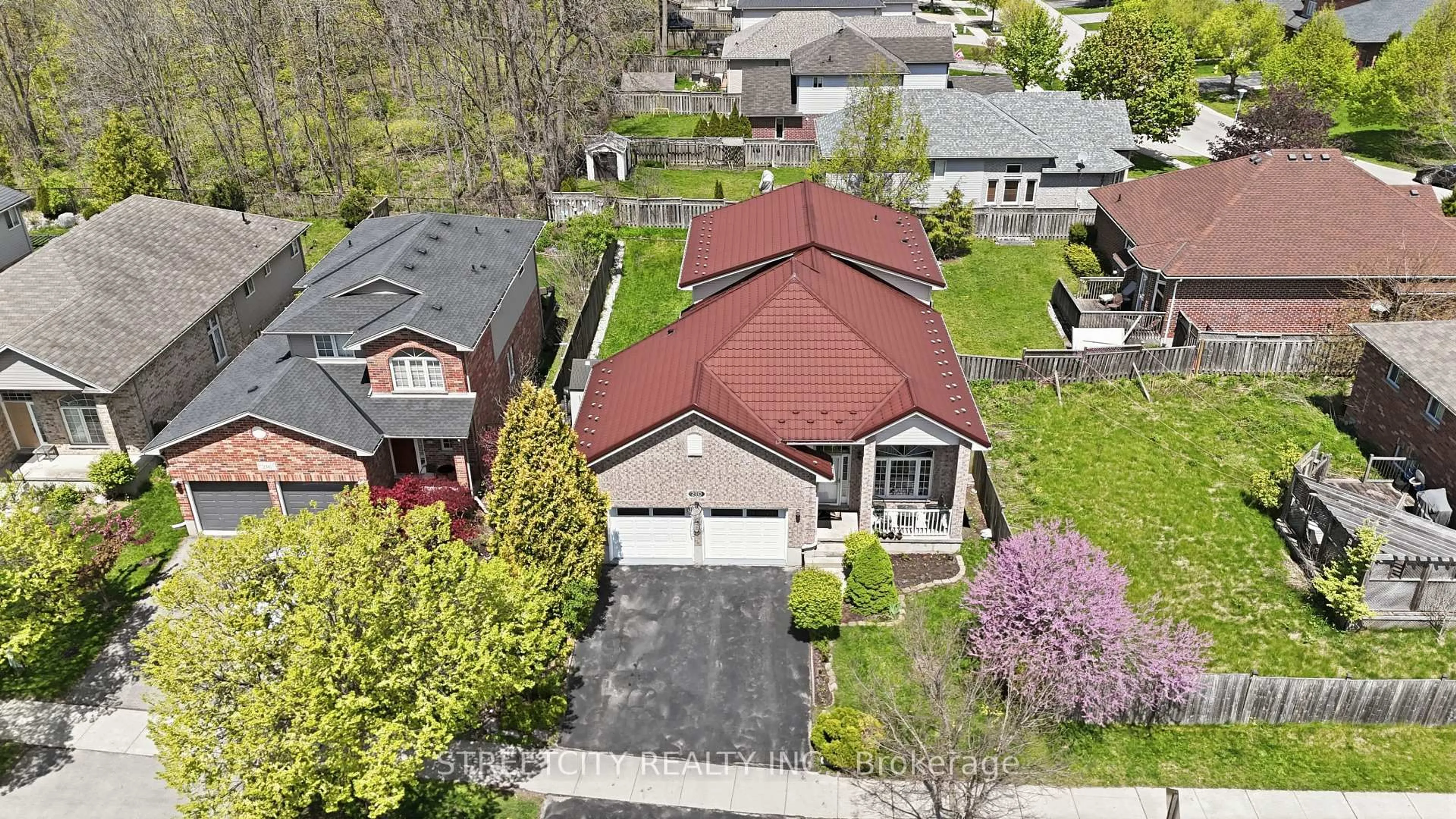 A pic from outside/outdoor area/front of a property/back of a property/a pic from drone, street for 210 Hawthorne Rd, London North Ontario N6G 5A2