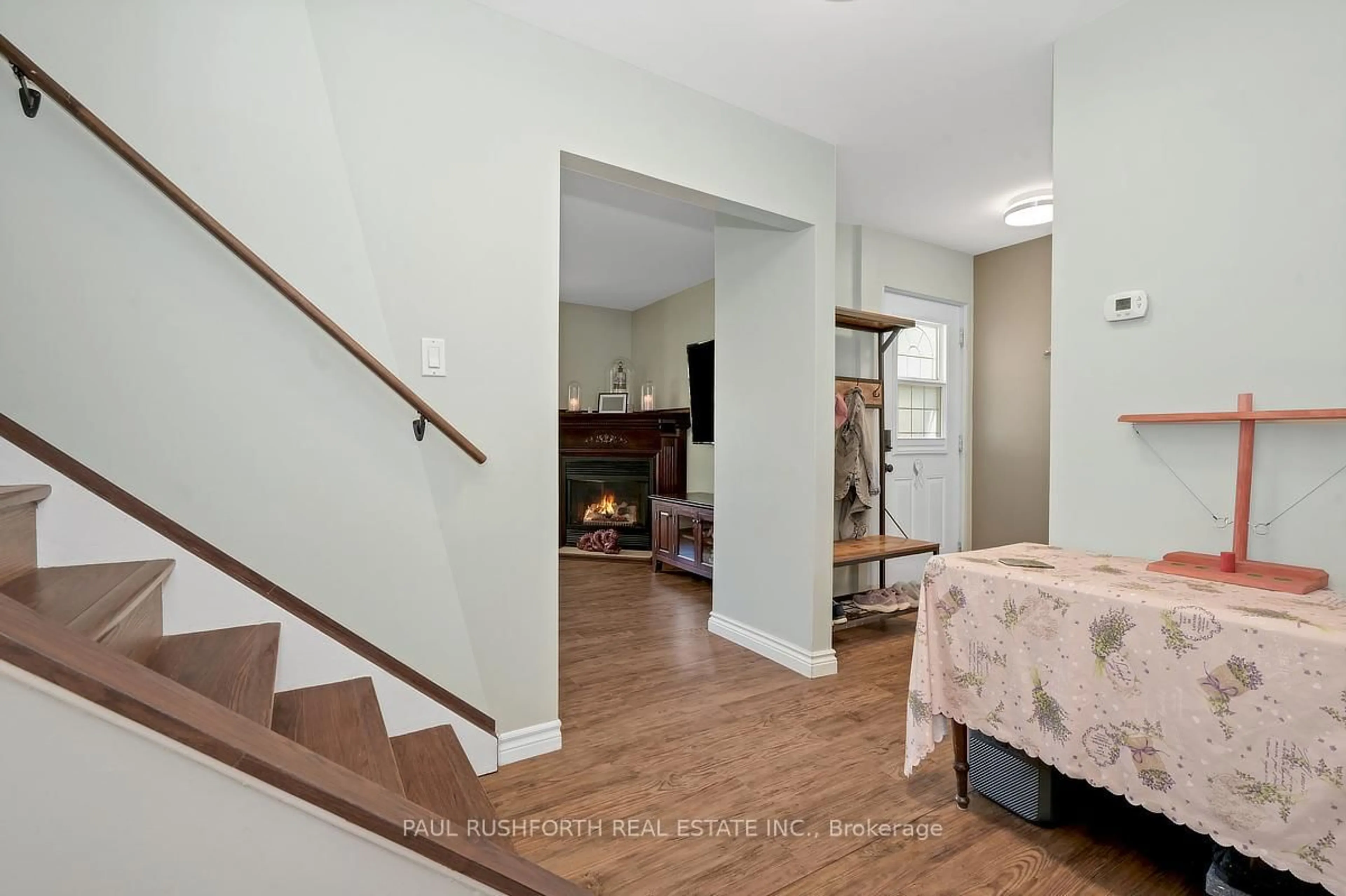 Indoor entryway for 25 Seabrooke Dr, Ottawa Ontario K2L 2H8